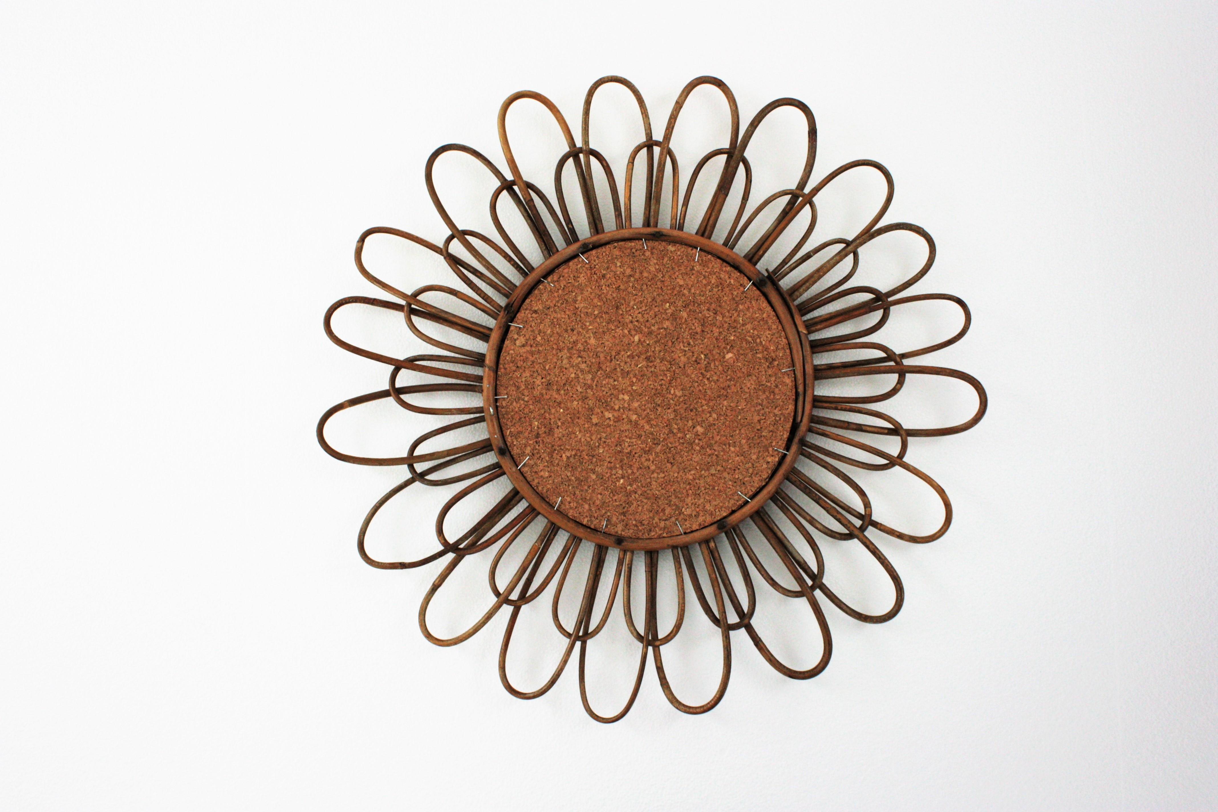 Osier Miroir à fleurs Sunburst en rotin, années 1960 en vente