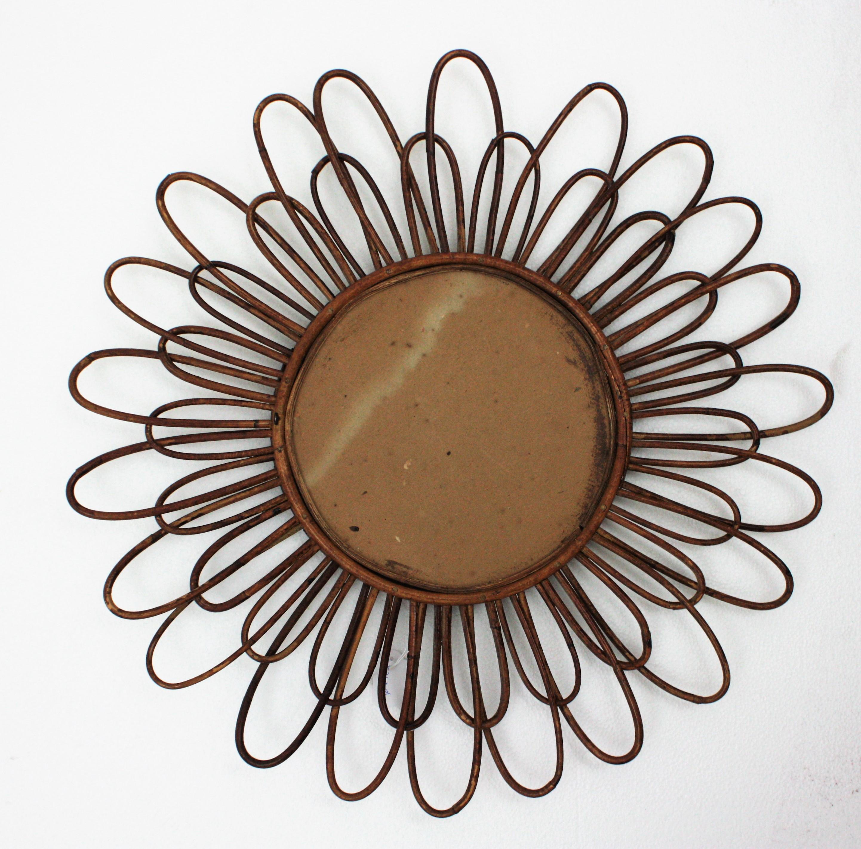 Rattan Flower Sunburst Mirror In Good Condition For Sale In Barcelona, ES