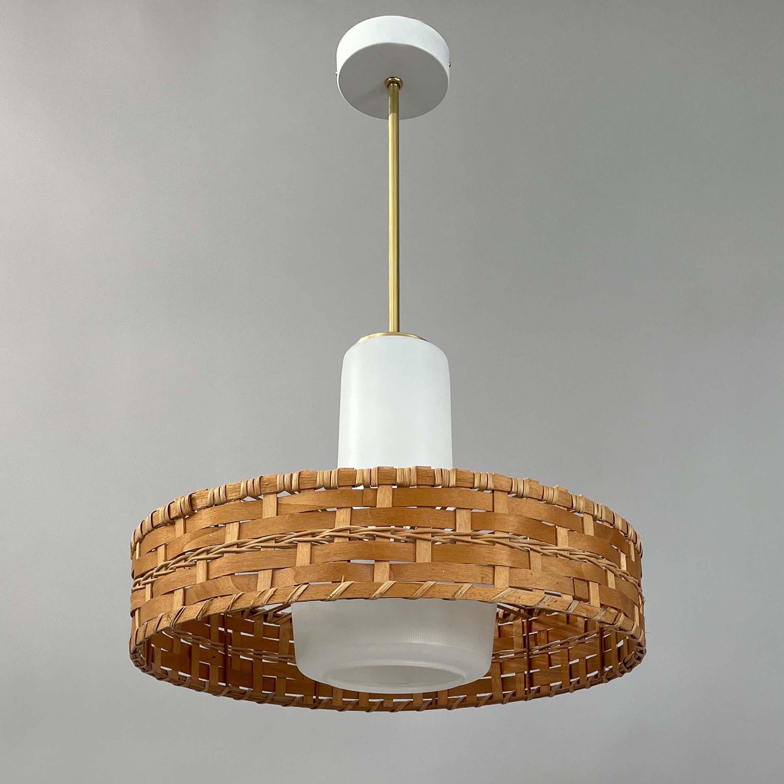 Cette suspension du milieu du siècle a été conçue et fabriquée en Allemagne dans les années 1960 par DORIA Leuchten.

Le luminaire incarne le design moderne du milieu du siècle avec son esthétique minimaliste et ses matériaux organiques. Whiting se