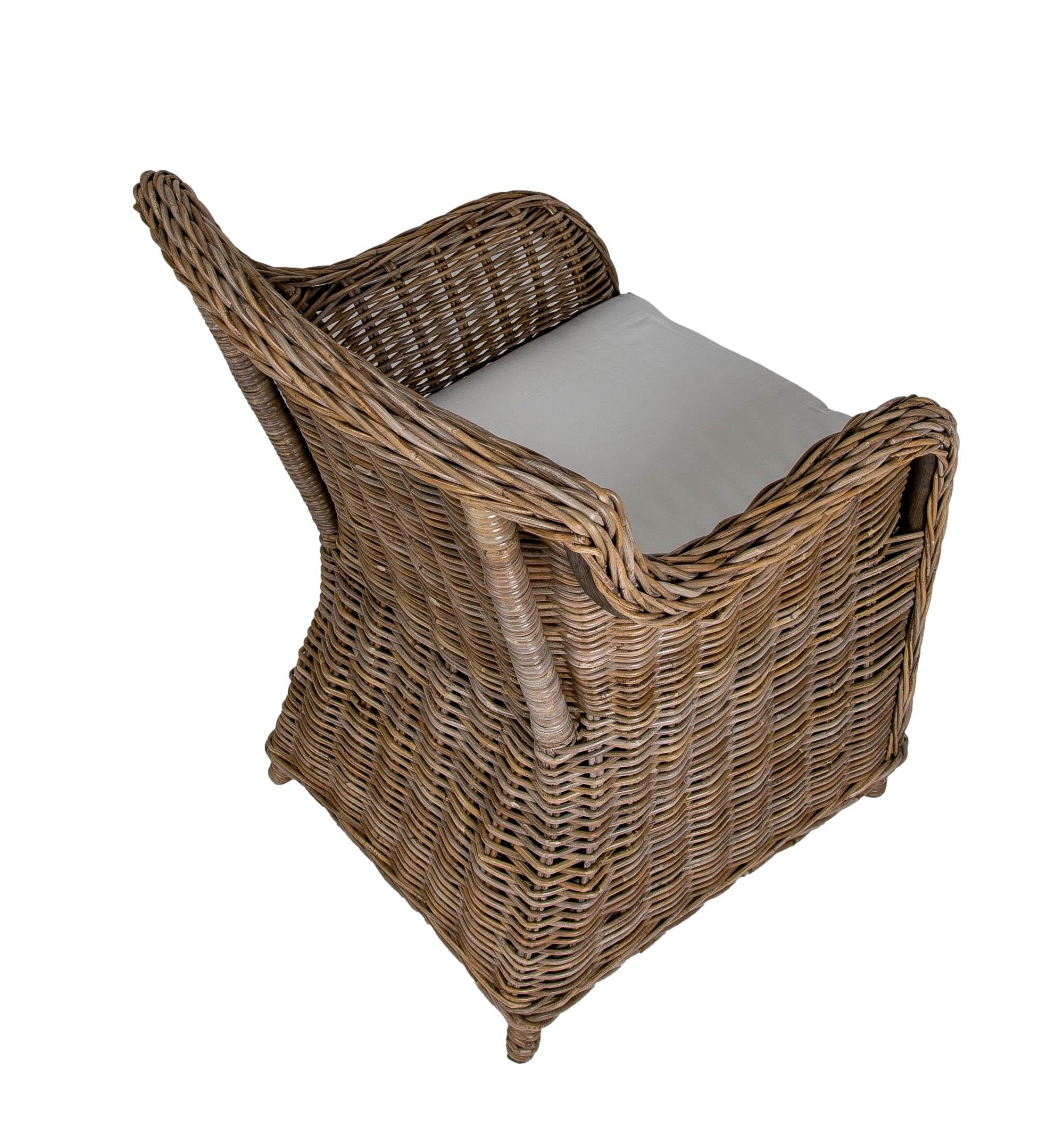 Sedia da giardino in rattan con cuscino in tonalità grigia in vendita 6