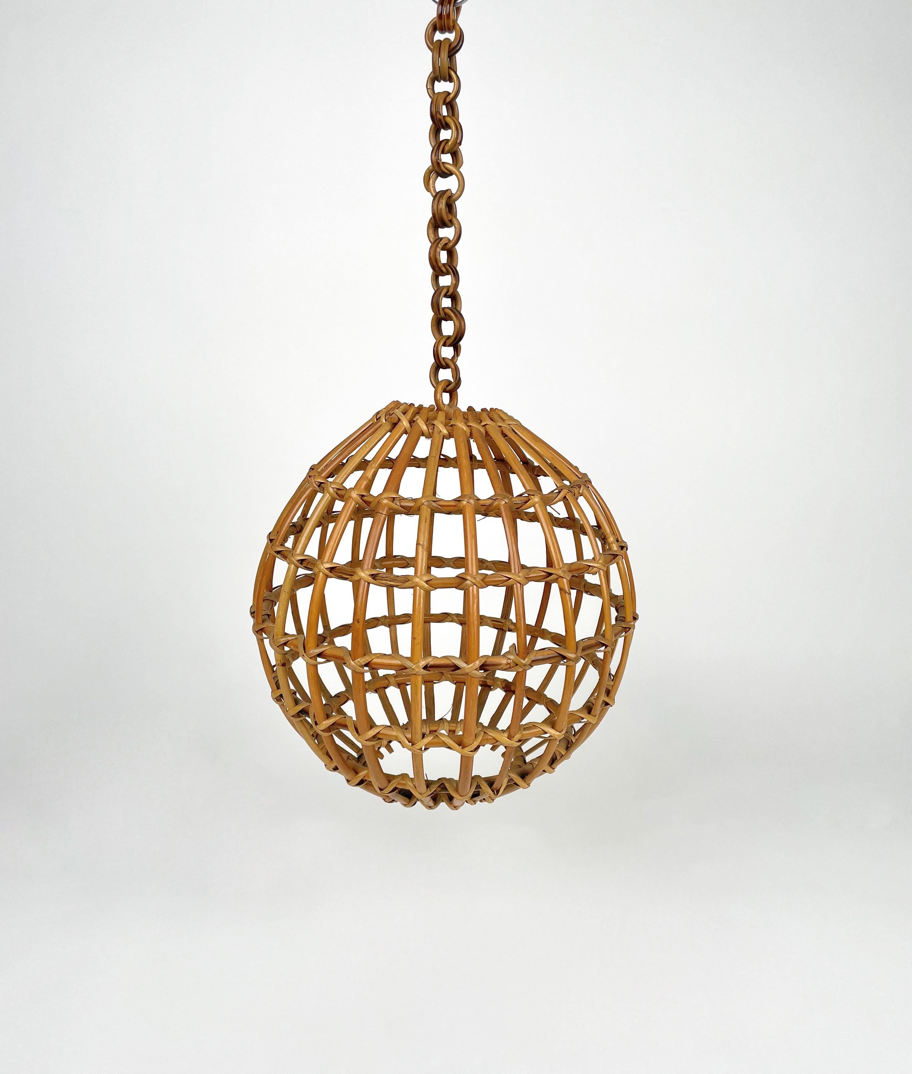 Italy Modern rattan pendent with globe or ball shaped lampshade. Made in Italy in the 1960s. This suspension lamp is entirely handcrafted with rattan. The ball shaped shade hangs from a chain with round rattan links which can be shortened to adjust