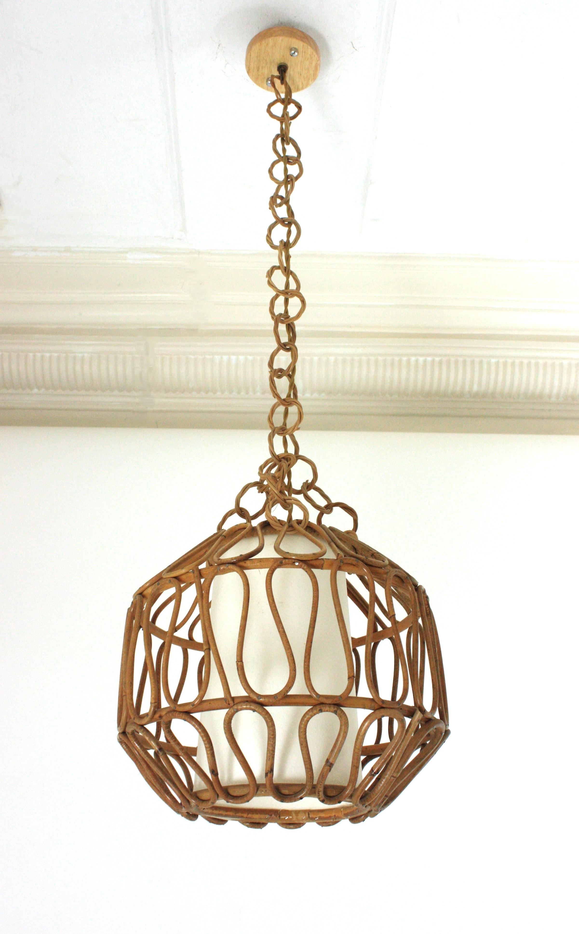 Mid-Century Modern rattan ball shaped lantern or pendant ceiling lamp. Spain, 1950s-1960s.
This suspension features a lampshade made of rattan canes with rattan undulating loop decorations, design in the manner of Franco Albini. It has an inner
