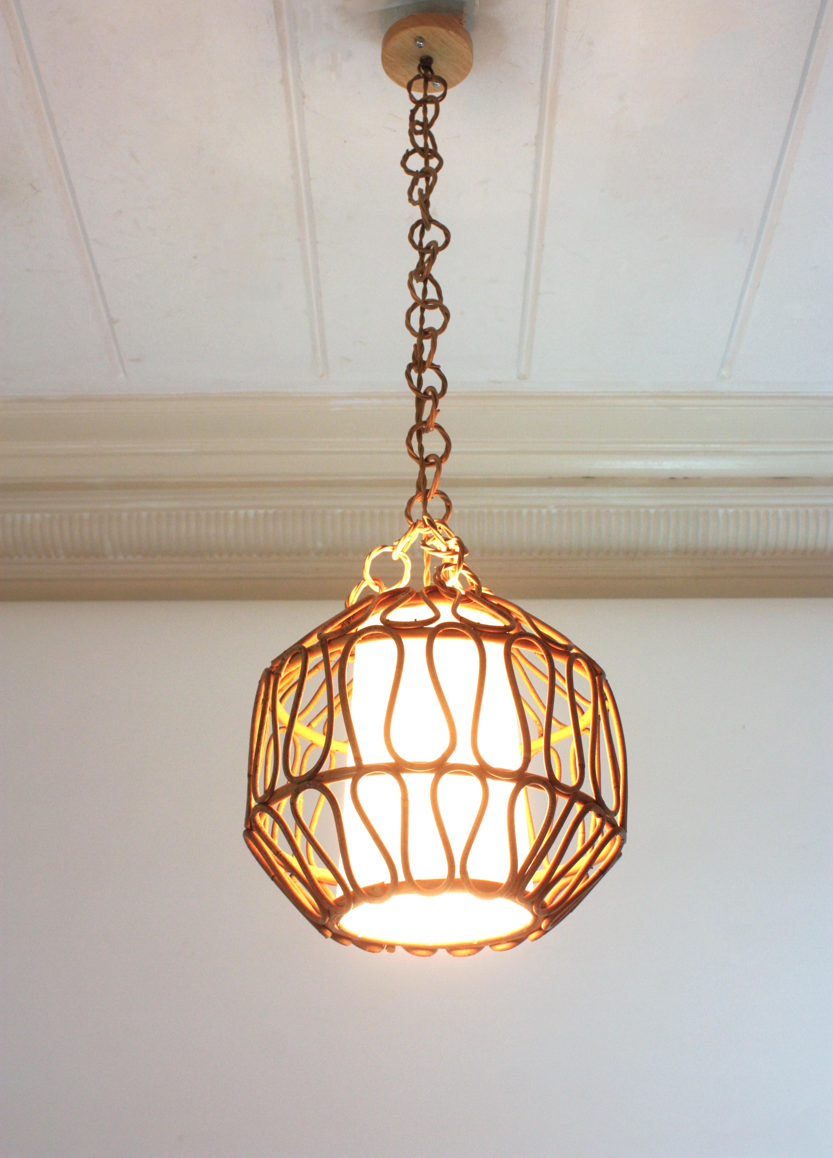 Fait main Lampe à suspension ou lanterne globe en rotin avec détails en boucle, Espagne, années 1960 en vente