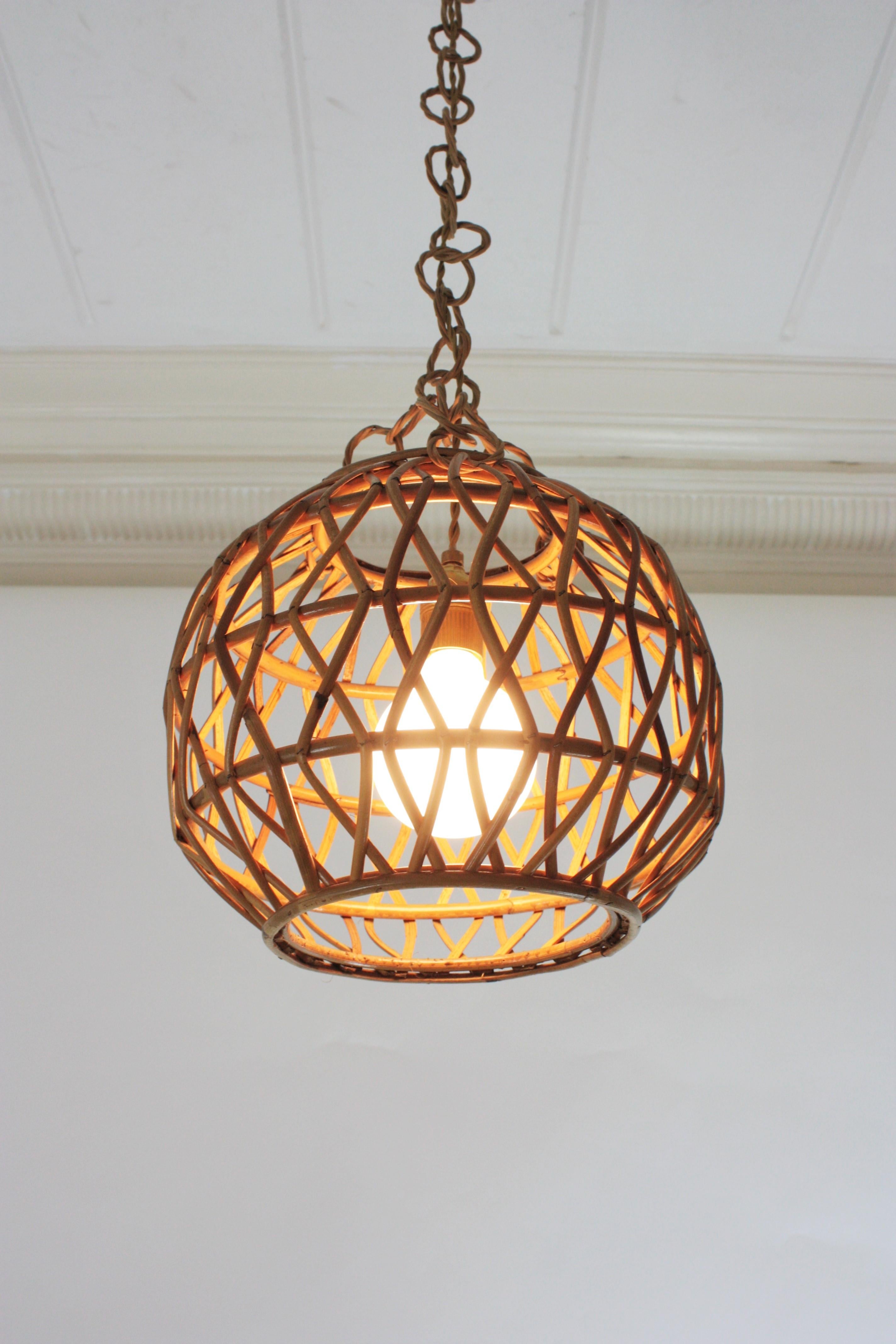 Lámpara colgante Globe Lighting de ratán, España, años 60 en venta 4