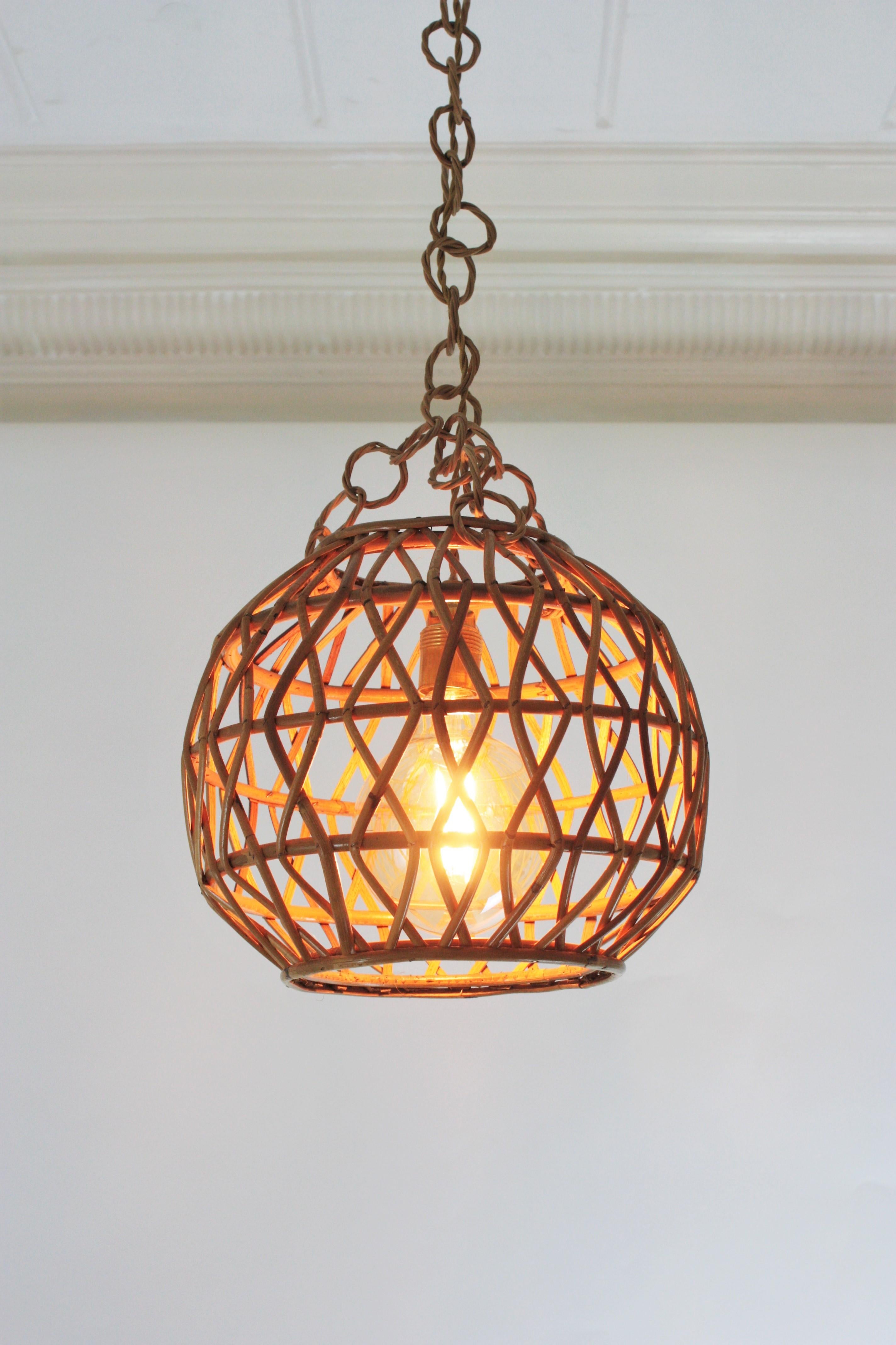 Lámpara colgante Globe Lighting de ratán, España, años 60 en venta 5