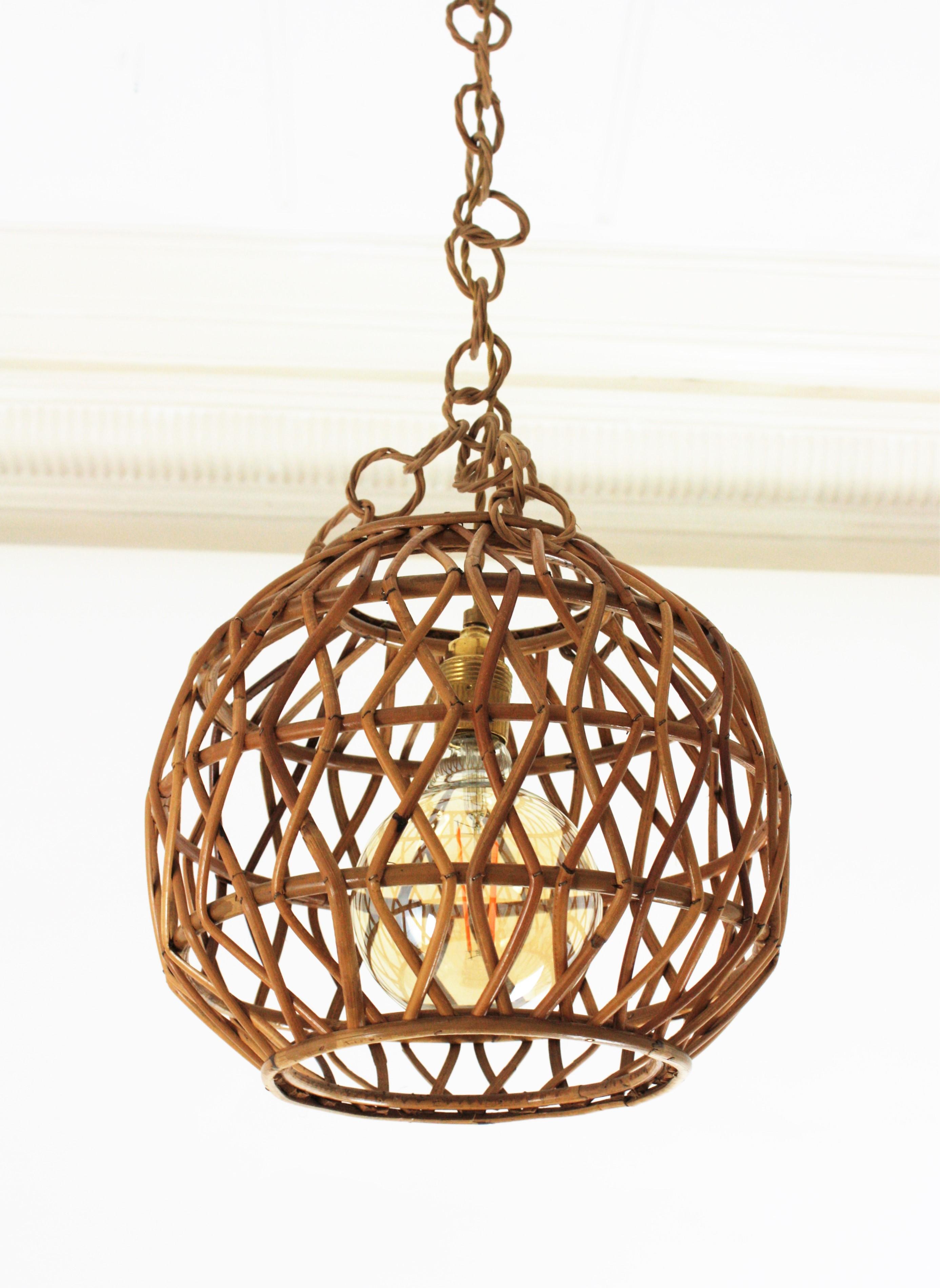 Lámpara colgante Globe Lighting de ratán, España, años 60 Hecho a mano en venta