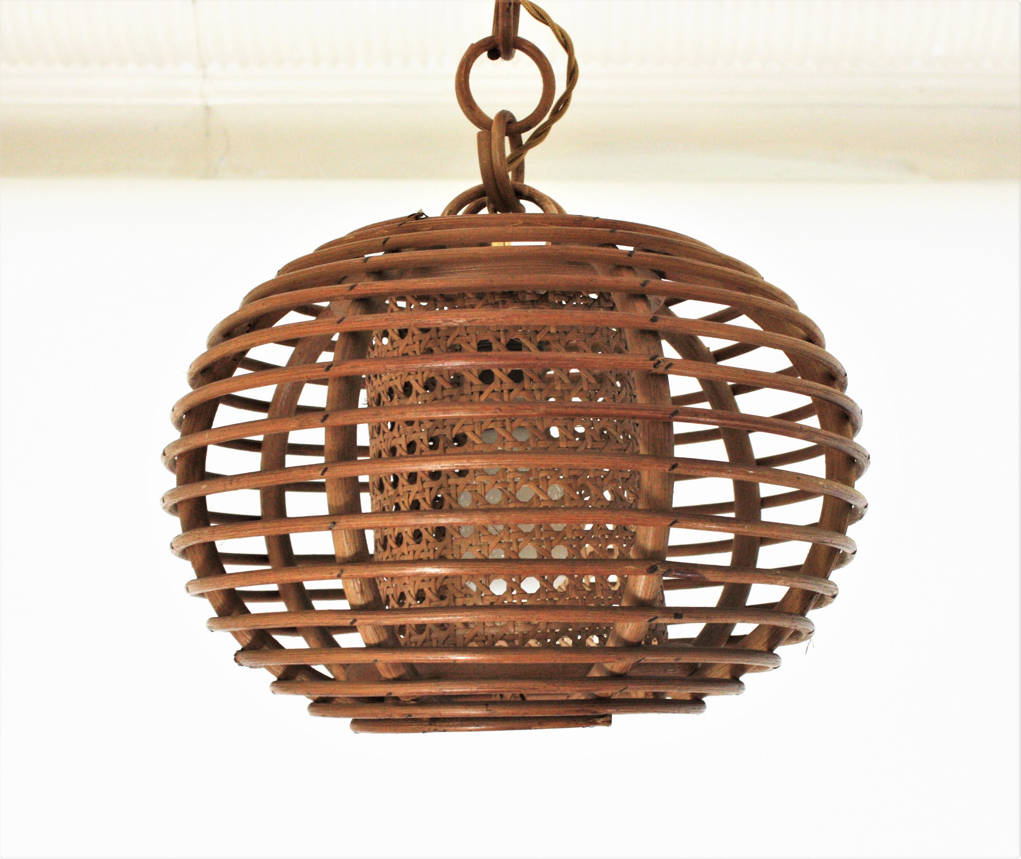 Lampe à suspension globe en osier et rotin, années 1950 en vente 2