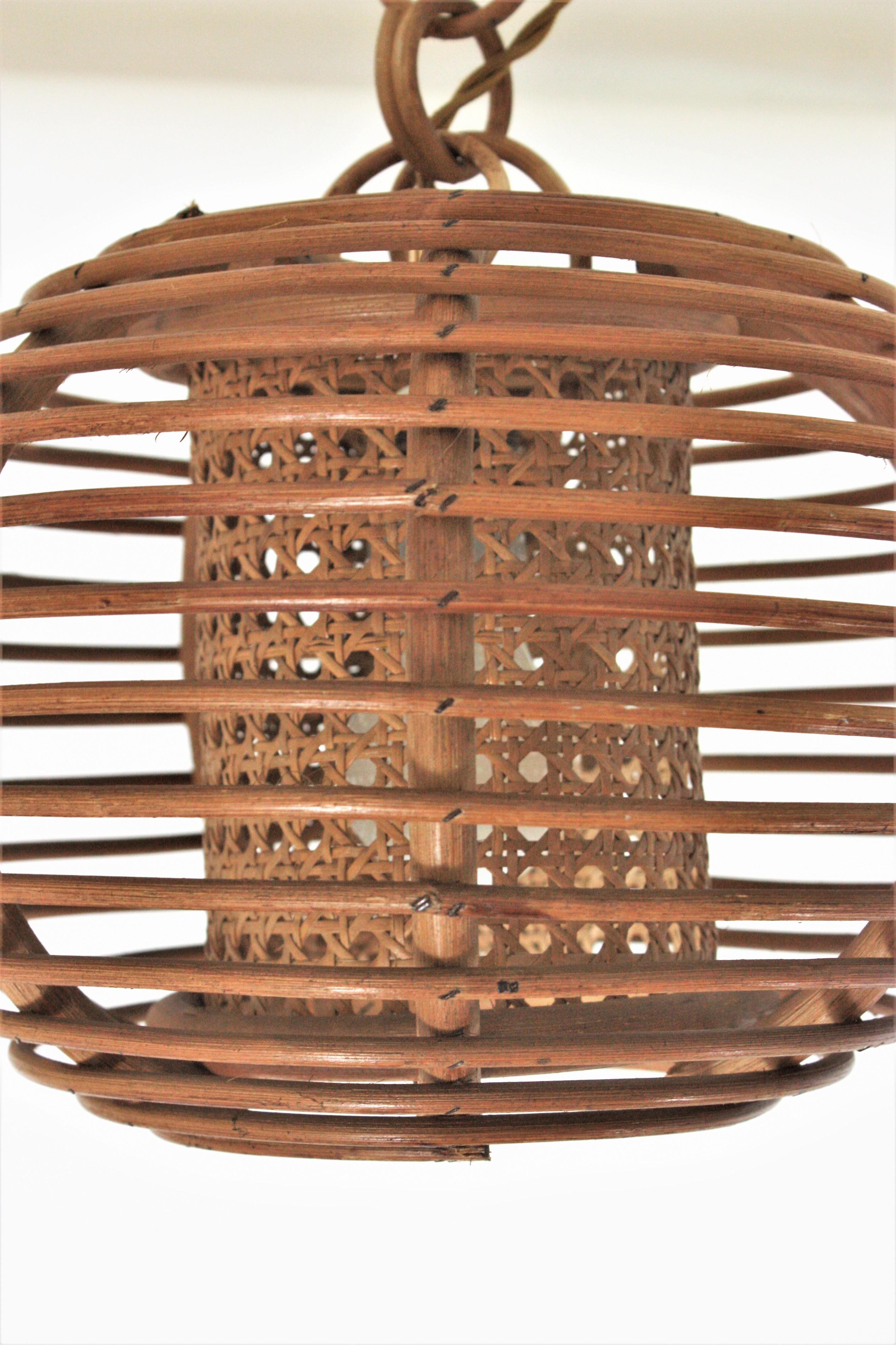 Lampe à suspension globe en osier et rotin, années 1950 en vente 4
