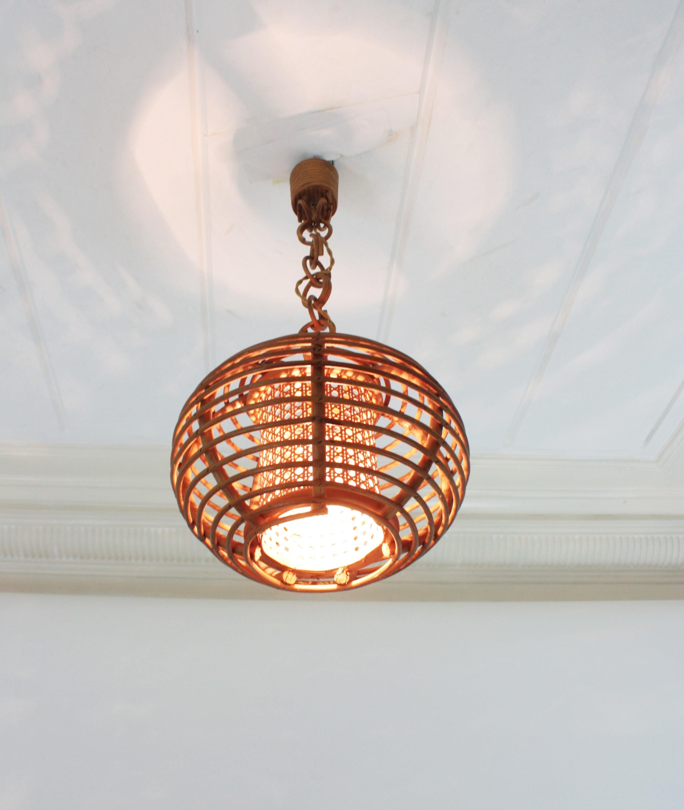 Lampe à suspension globe en osier et rotin, années 1950 en vente 6