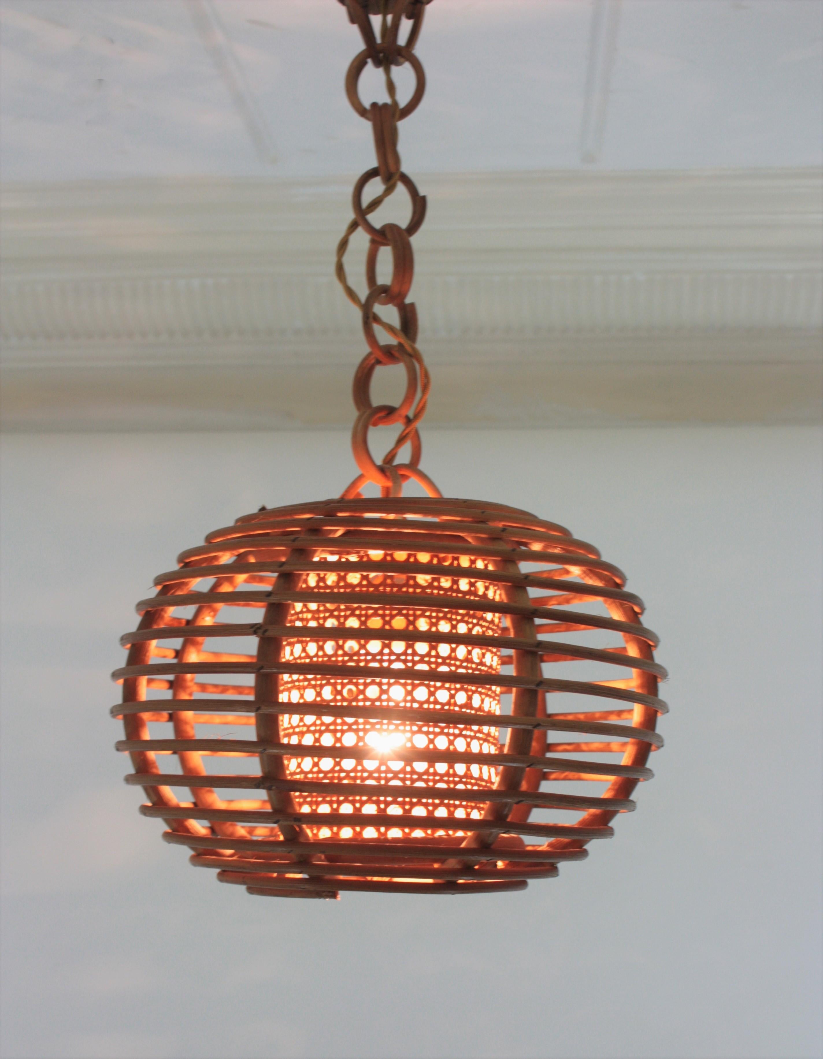 Espagnol Lampe à suspension globe en osier et rotin, années 1950 en vente