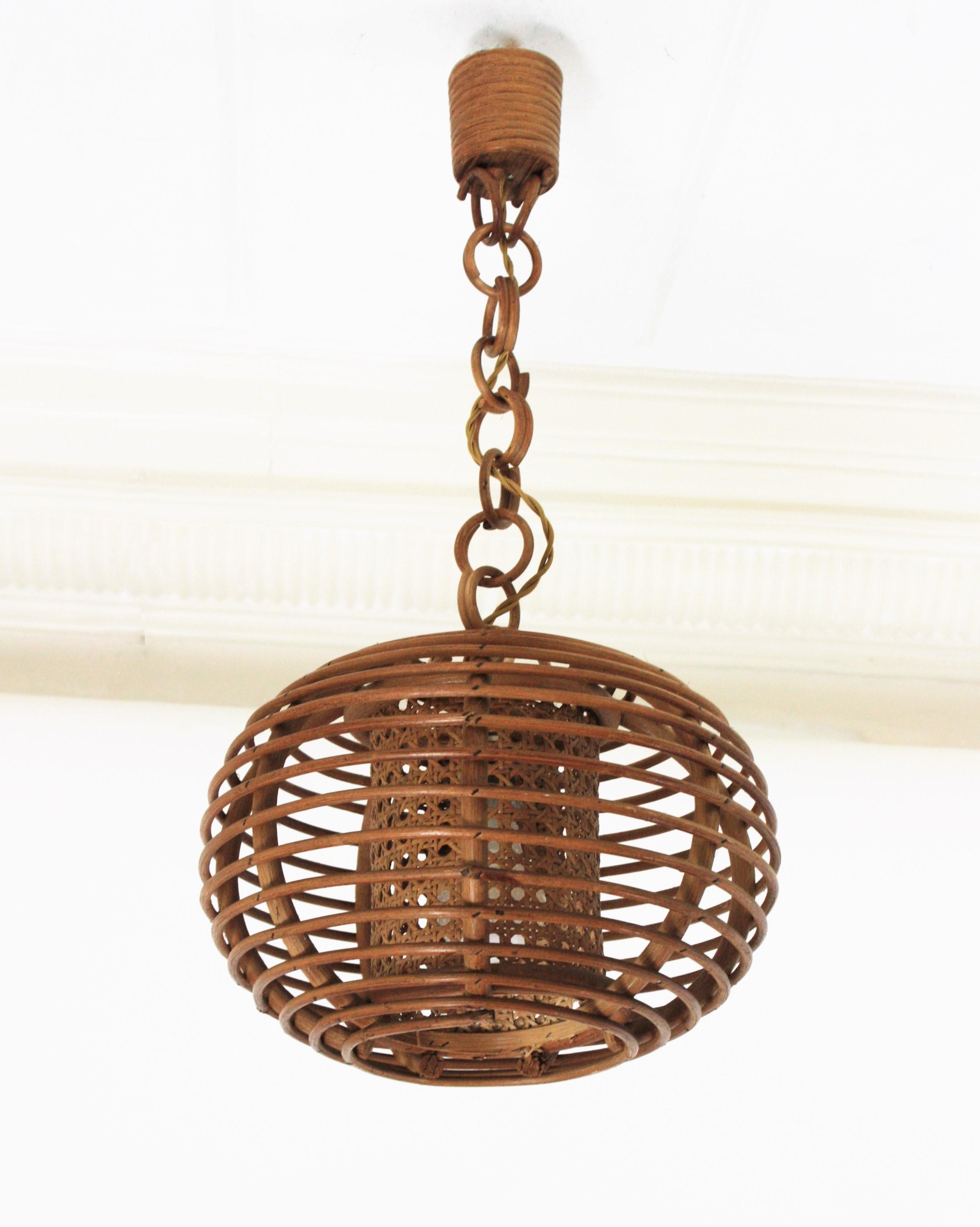 Rattan Wicker Globe Pendant Hanging Light, 1950s In Good Condition For Sale In Barcelona, ES