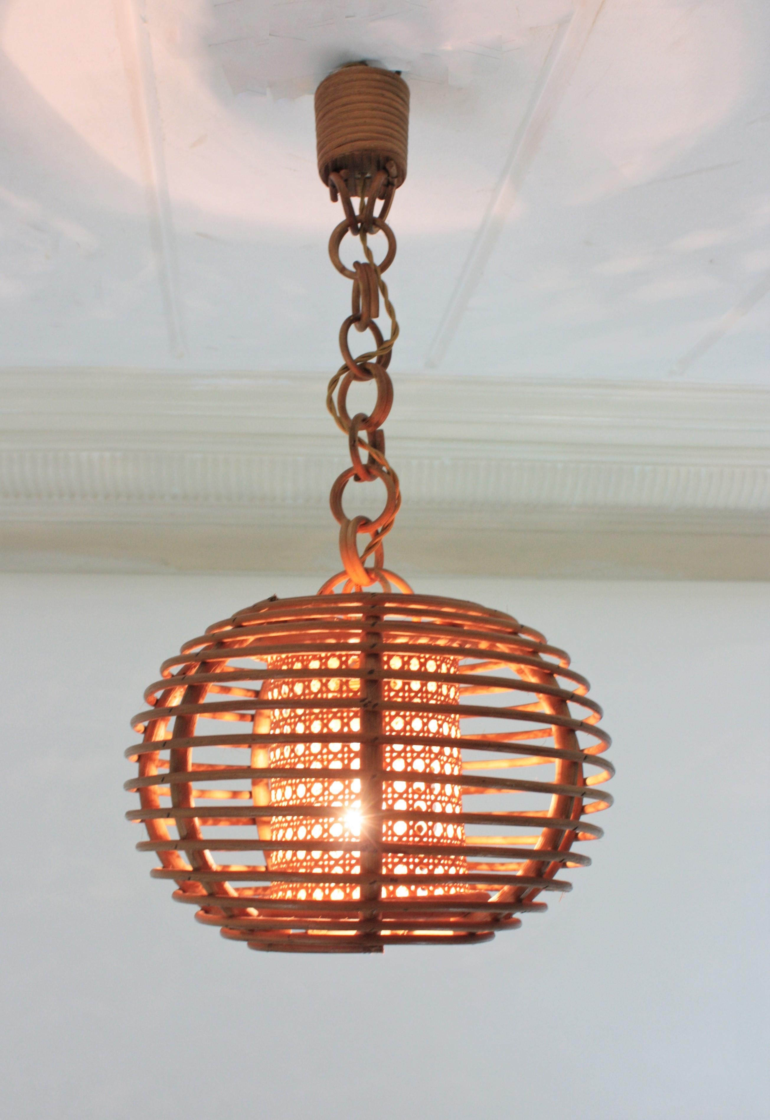 Lampe à suspension globe en osier et rotin, années 1950 en vente 1