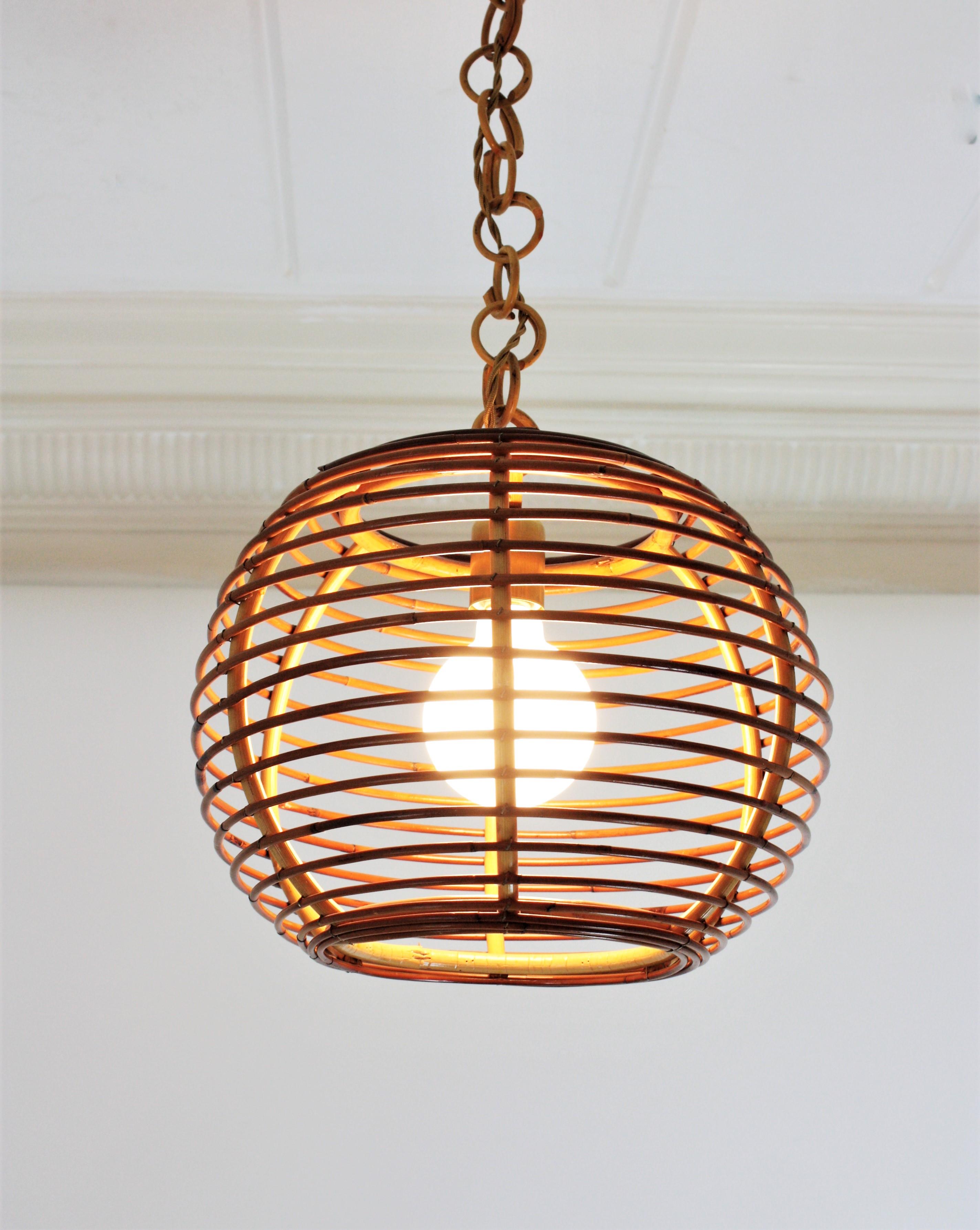 20ième siècle Lampe à suspension ou lampe suspendue globe en rotin, Espagne, années 1960 en vente