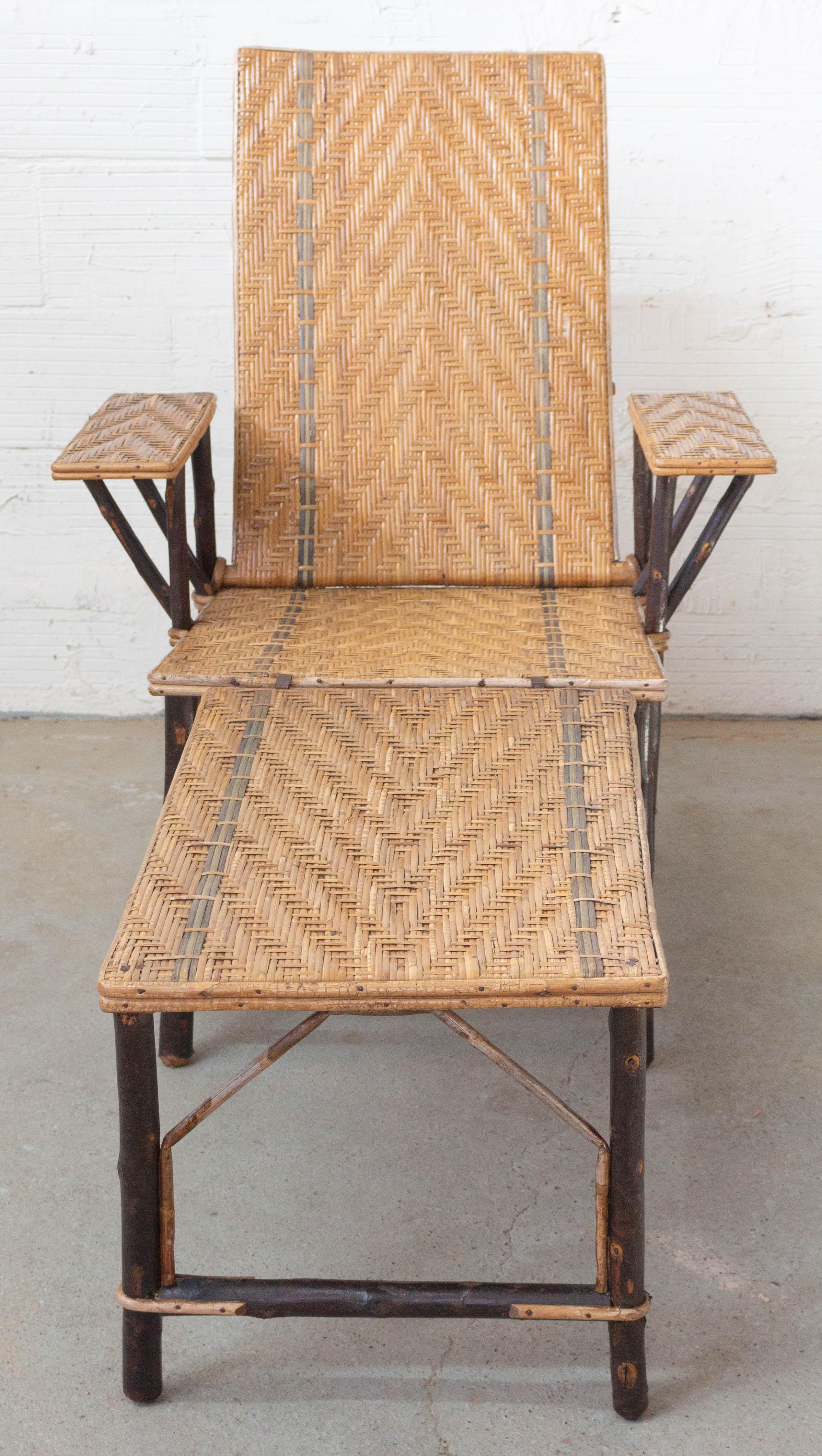 French rattan folding deck chair or lounger chair, circa 1930
Handwoven with a green stripe
Very comfortable for patio or garden
Folded dimensions H 24.21 x W 29.7 x D 31.3 in. (H 61.5 x W 75.5 x D 79.5 cm)
Good condition.

Shipping:
H 61.5 x