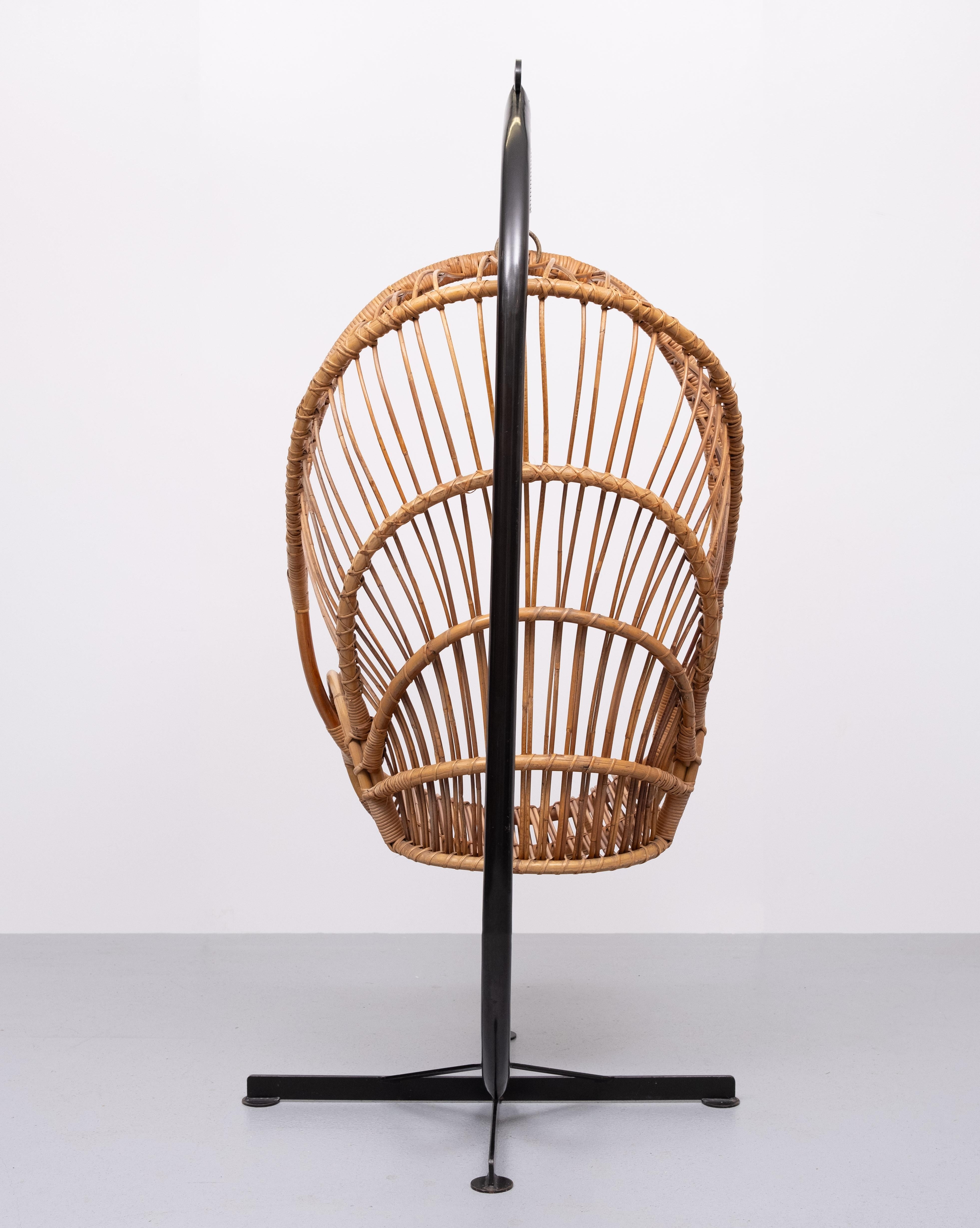 Rattan Hanging Chair by Rohe Noordwolde  Holland 1960s In Good Condition For Sale In Den Haag, NL