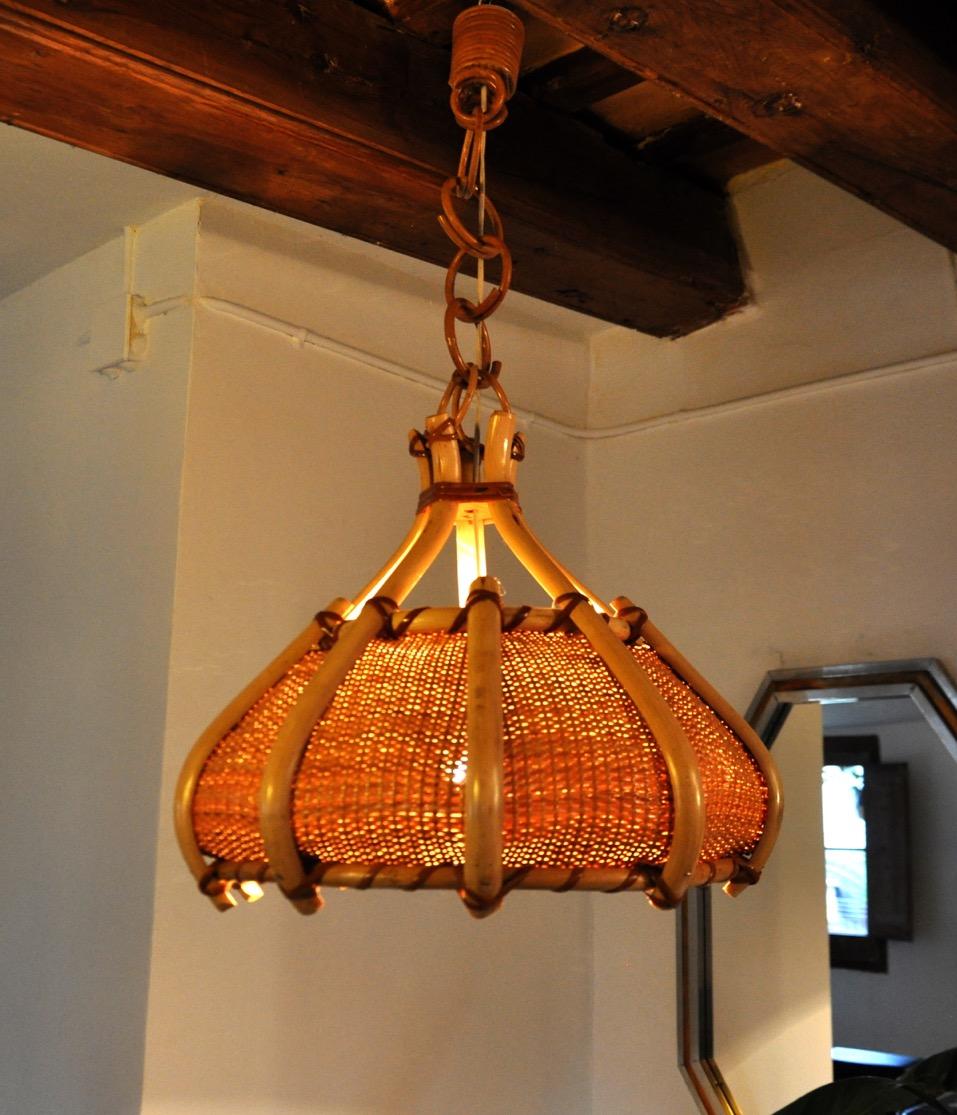 Very beautiful and large rattan suspension designated and produced in france in the 1960s.

A classic design that will perfectly illuminate your interior.

Electricity verified, time mark in accordance with the age of the object.

Unique