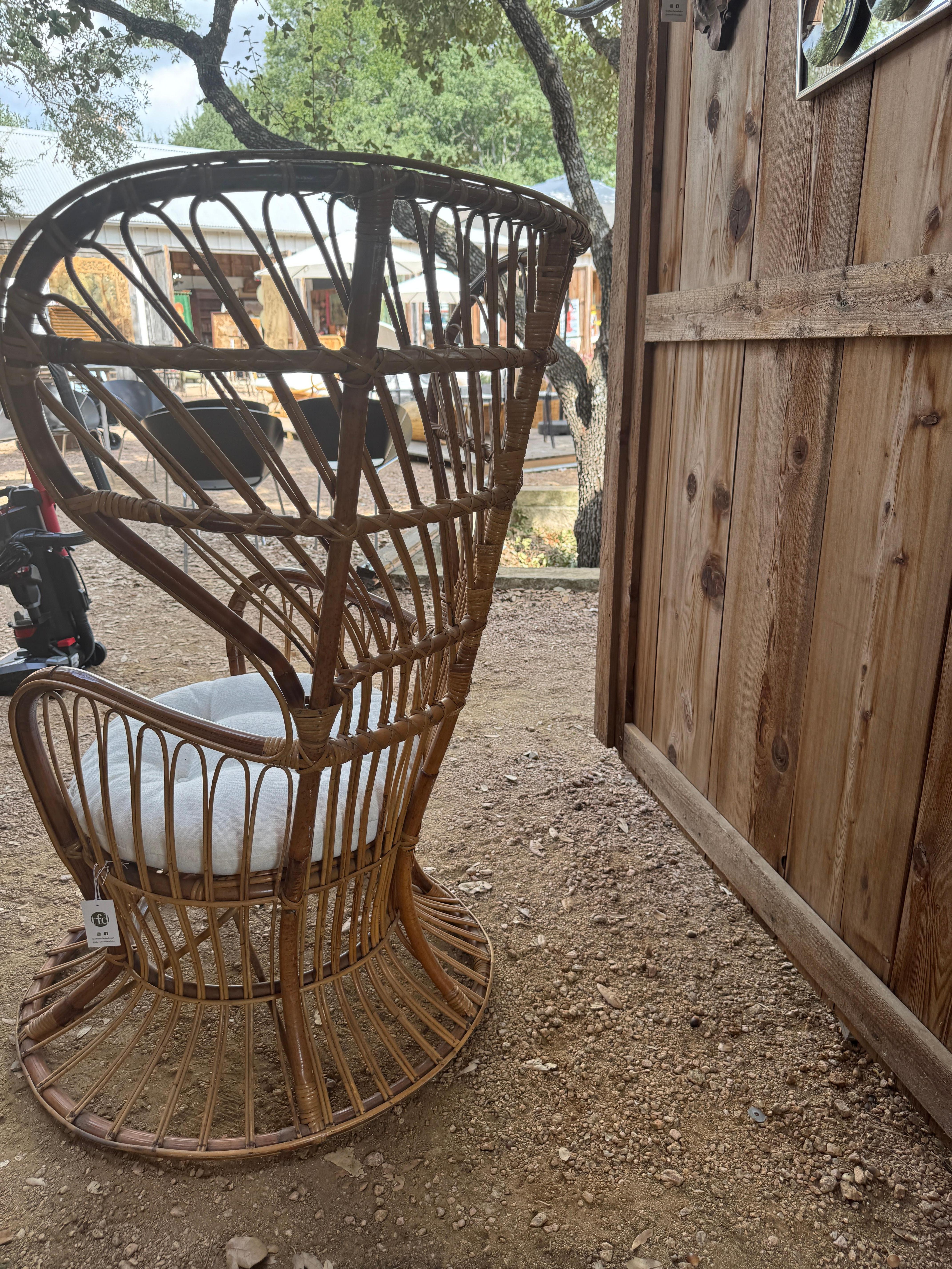 Mid-Century Modern Chaise à haut dossier en rotin dans le style de Gio Ponti et Lio Carminati en vente