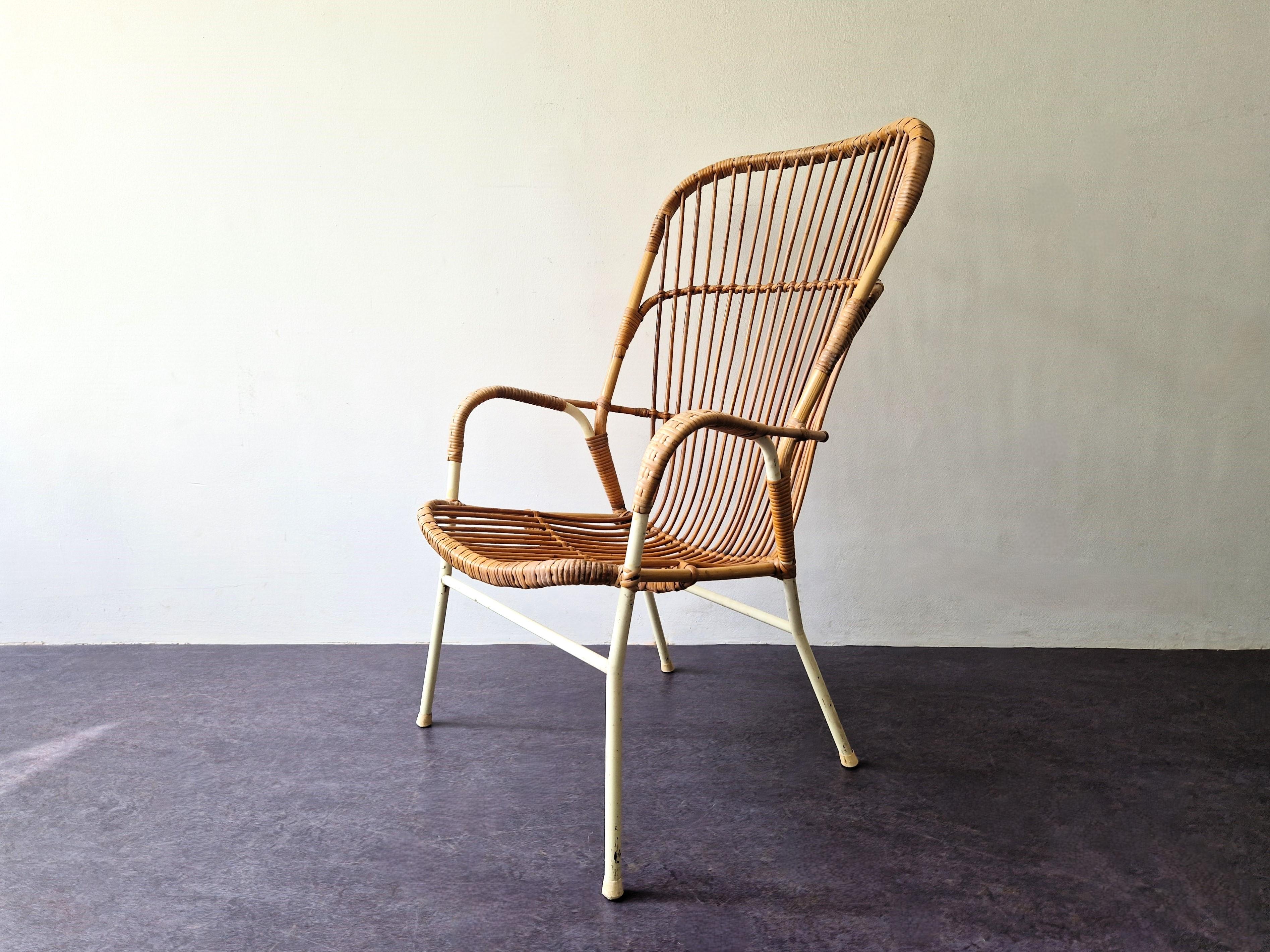 Dieser elegante Rattanstuhl mit hoher Rückenlehne wurde in den 1960er Jahren für Rohé Noorwolde entworfen. Das weiße Gestell, das wir nicht oft gesehen haben, macht ihn zu einem sehr hellen und freundlichen Stuhl, der zum Beispiel gut in ein