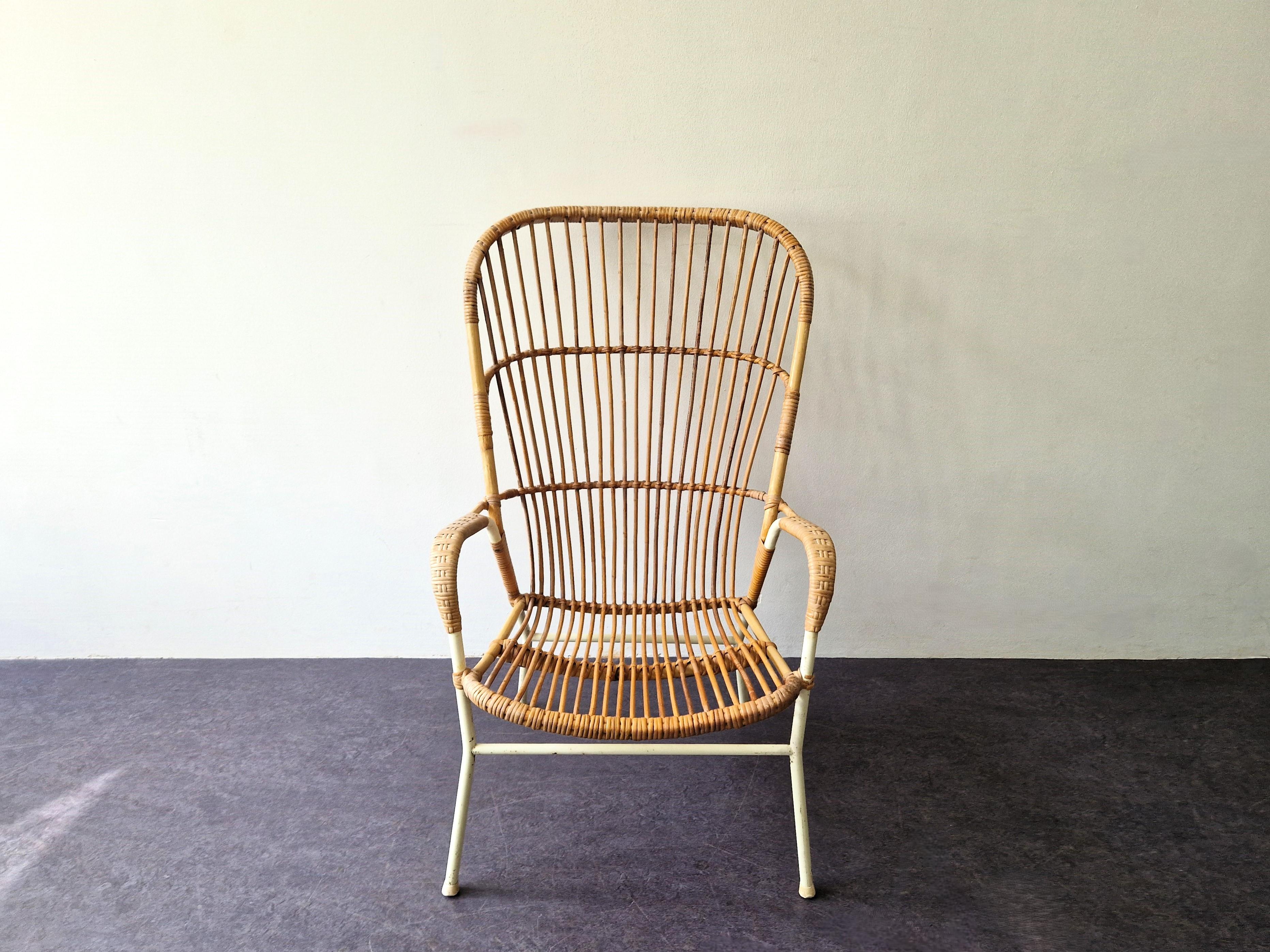 Rattanstuhl mit hoher Rückenlehne und weißem Gestell für Rohé Noordwolde, 1960er Jahre (Moderne der Mitte des Jahrhunderts) im Angebot