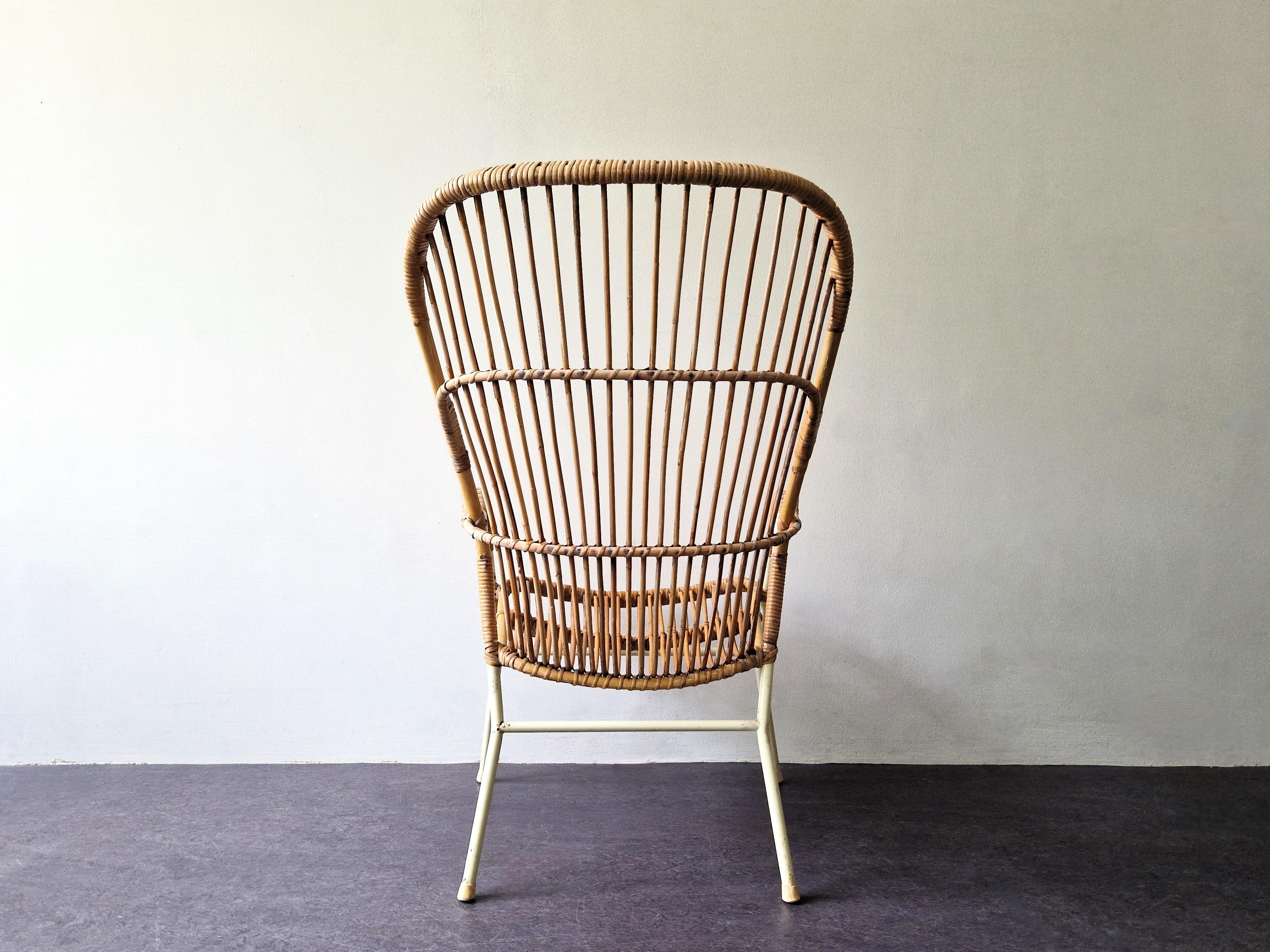 Rattanstuhl mit hoher Rückenlehne und weißem Gestell für Rohé Noordwolde, 1960er Jahre (Niederländisch) im Angebot