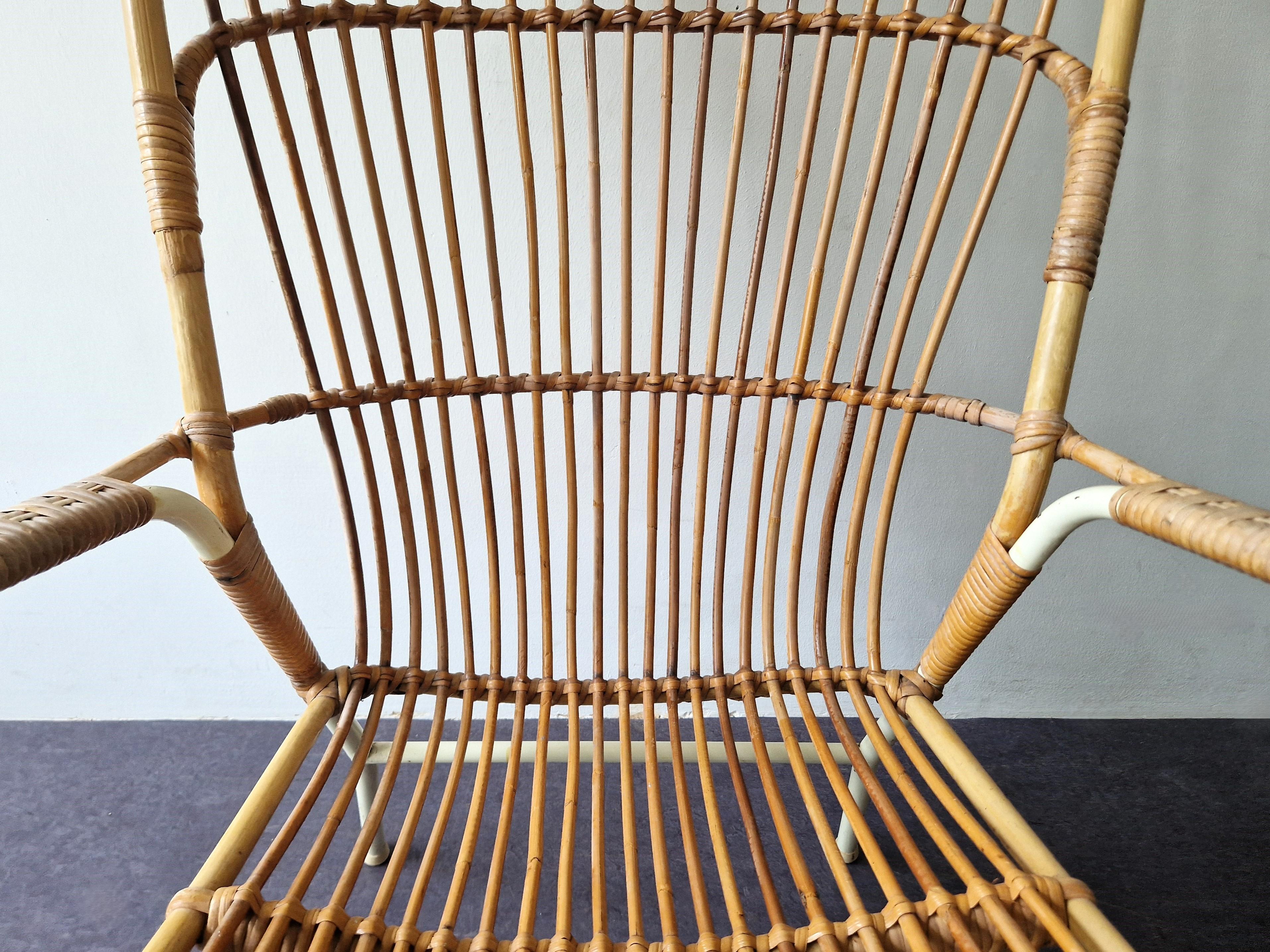 Rattanstuhl mit hoher Rückenlehne und weißem Gestell für Rohé Noordwolde, 1960er Jahre (Mitte des 20. Jahrhunderts) im Angebot
