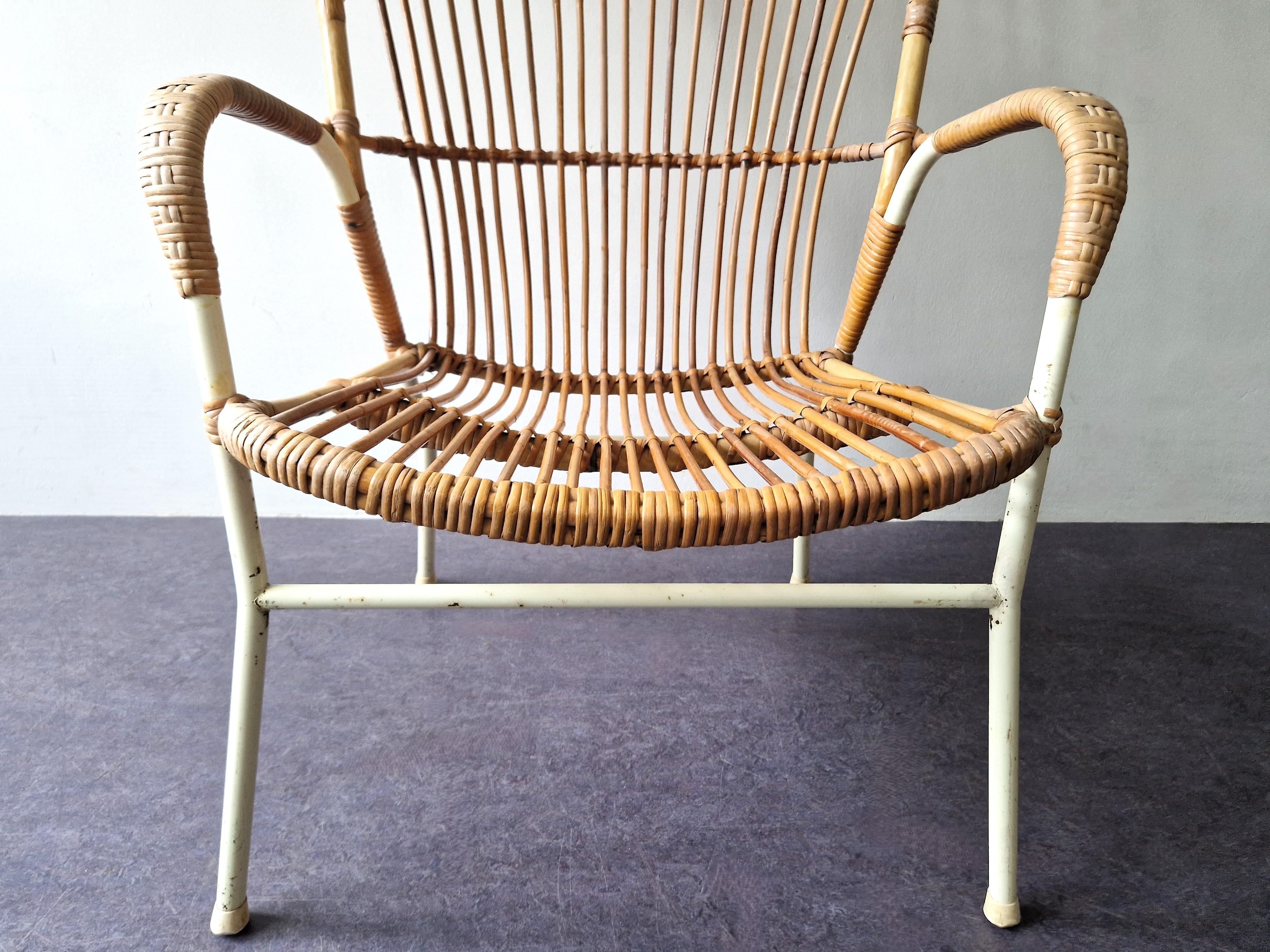 Rattanstuhl mit hoher Rückenlehne und weißem Gestell für Rohé Noordwolde, 1960er Jahre (Metall) im Angebot