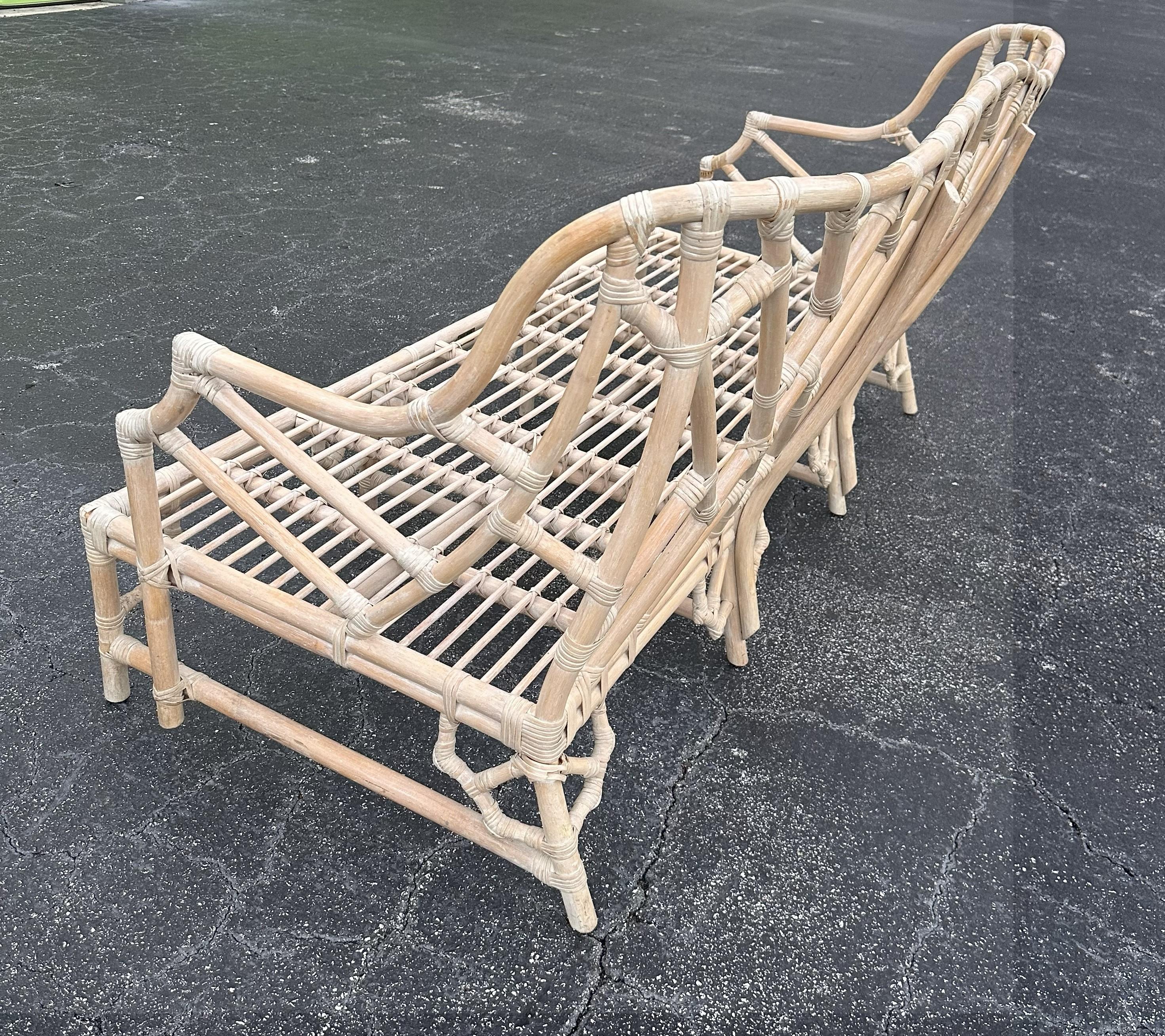 Rattan Hollywood Regency Chinese Chippendale Fretwork Sofa (20. Jahrhundert) im Angebot