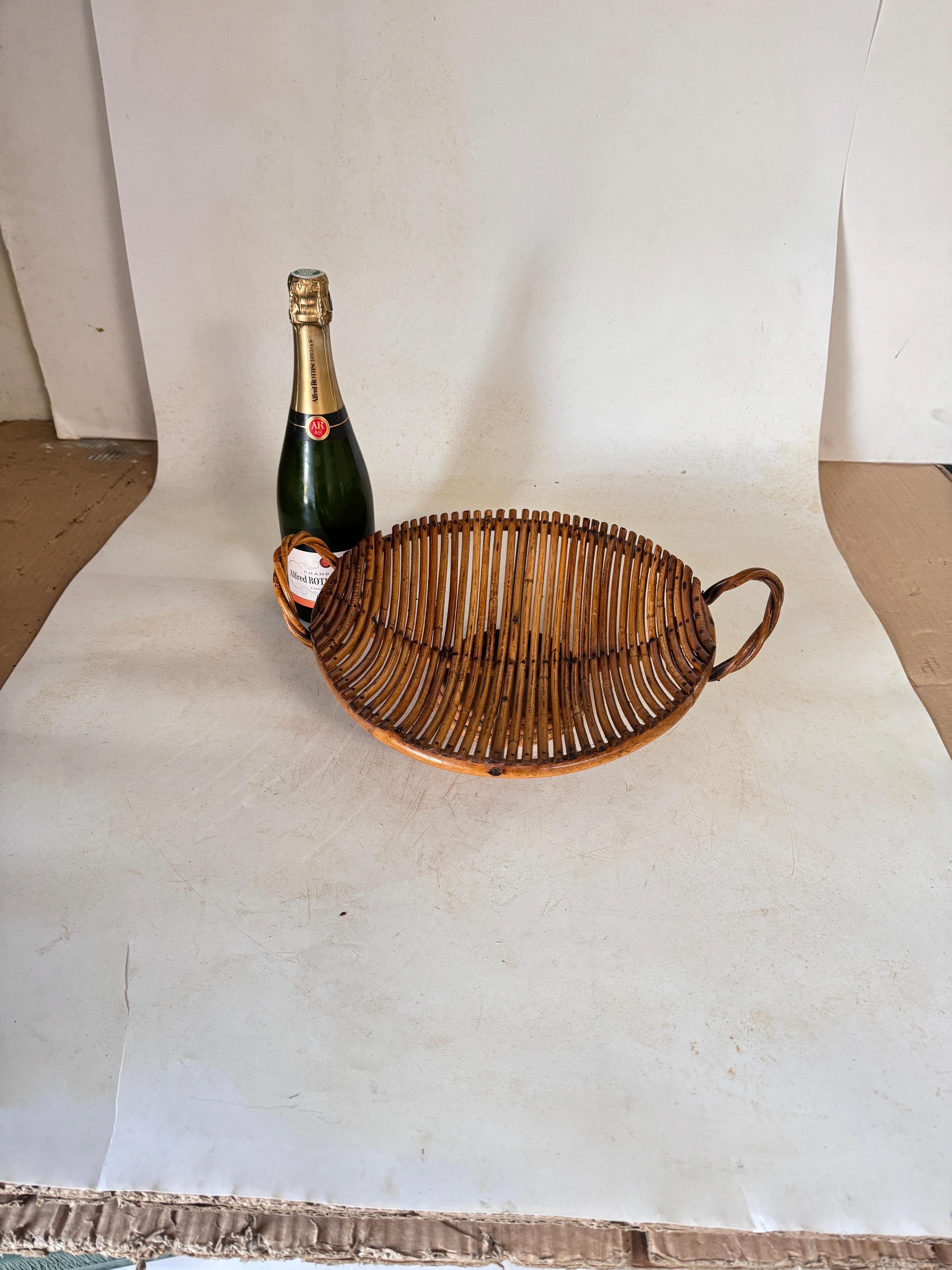 Mid-Century Modern brass  / rattan large bowl, centerpiece or basket.

Handcrafted in Italy, 1970s. 
Use it as fruit bowl or centerpiece to add a stylish Midcentury accent in a kitchen. Perfect to storage or display whatever you want.
