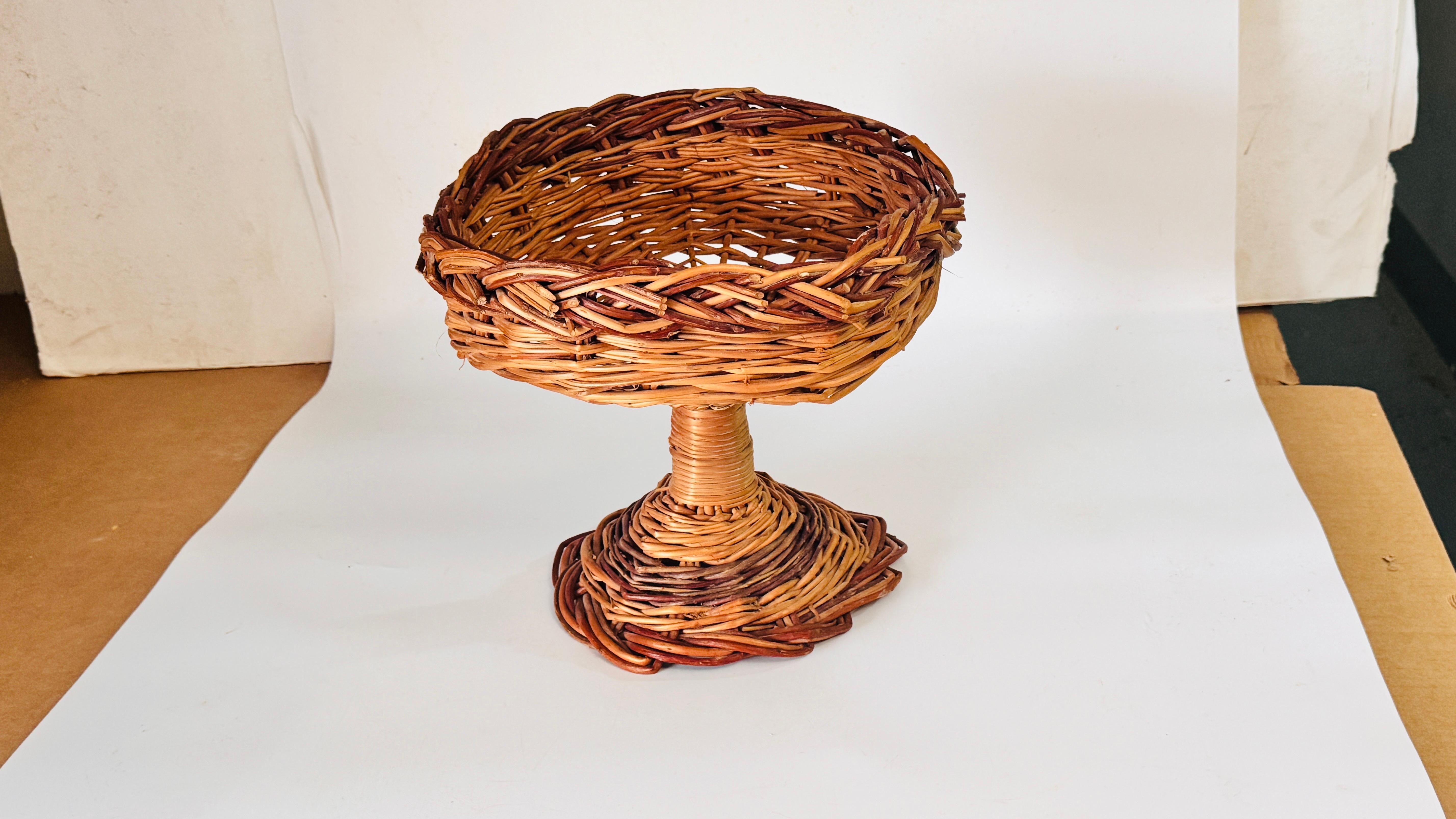 Rotin Centre de table italien de coupe de fruits en rotin, 1970 en vente