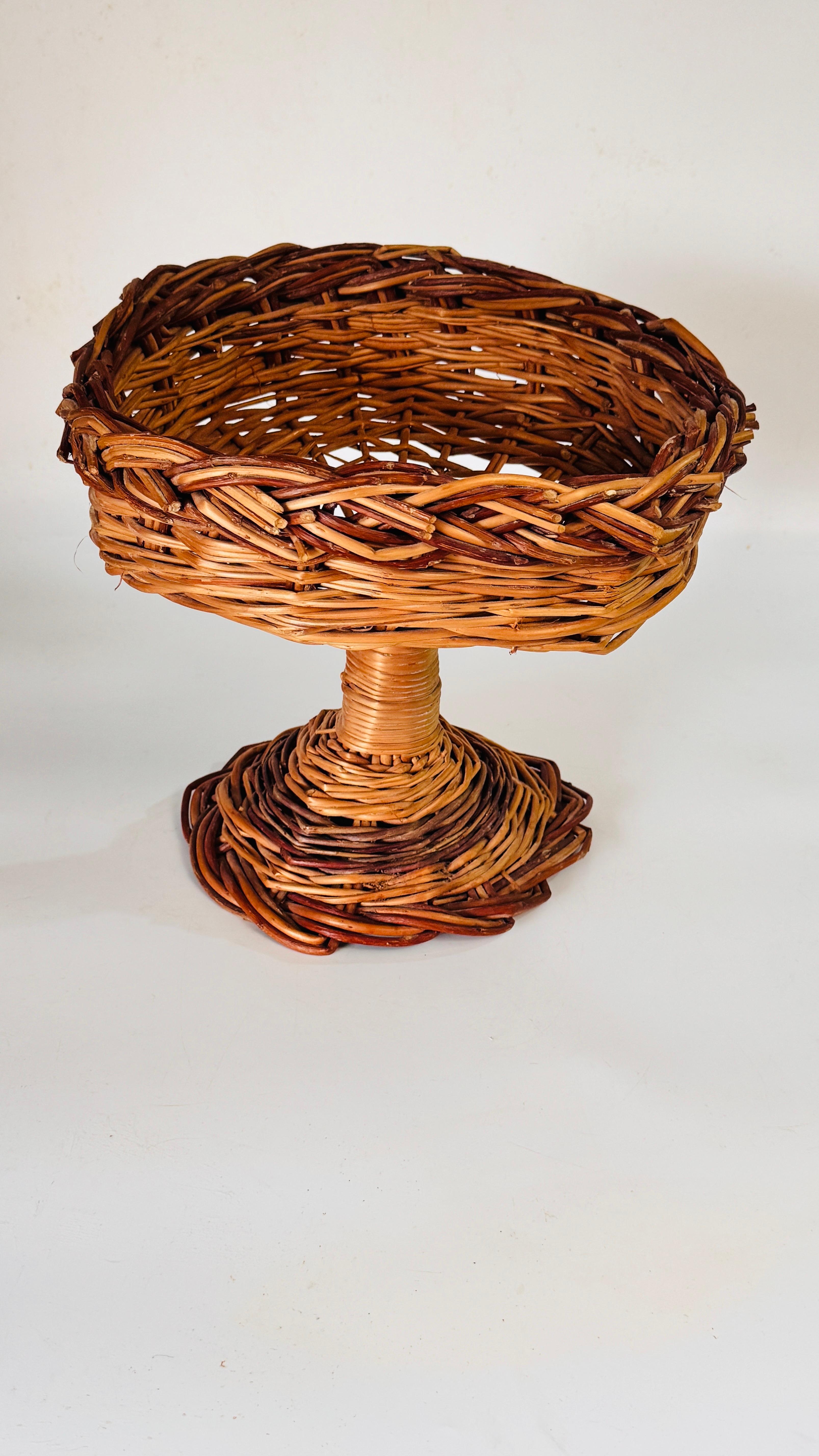 Centre de table italien de coupe de fruits en rotin, 1970 en vente 1