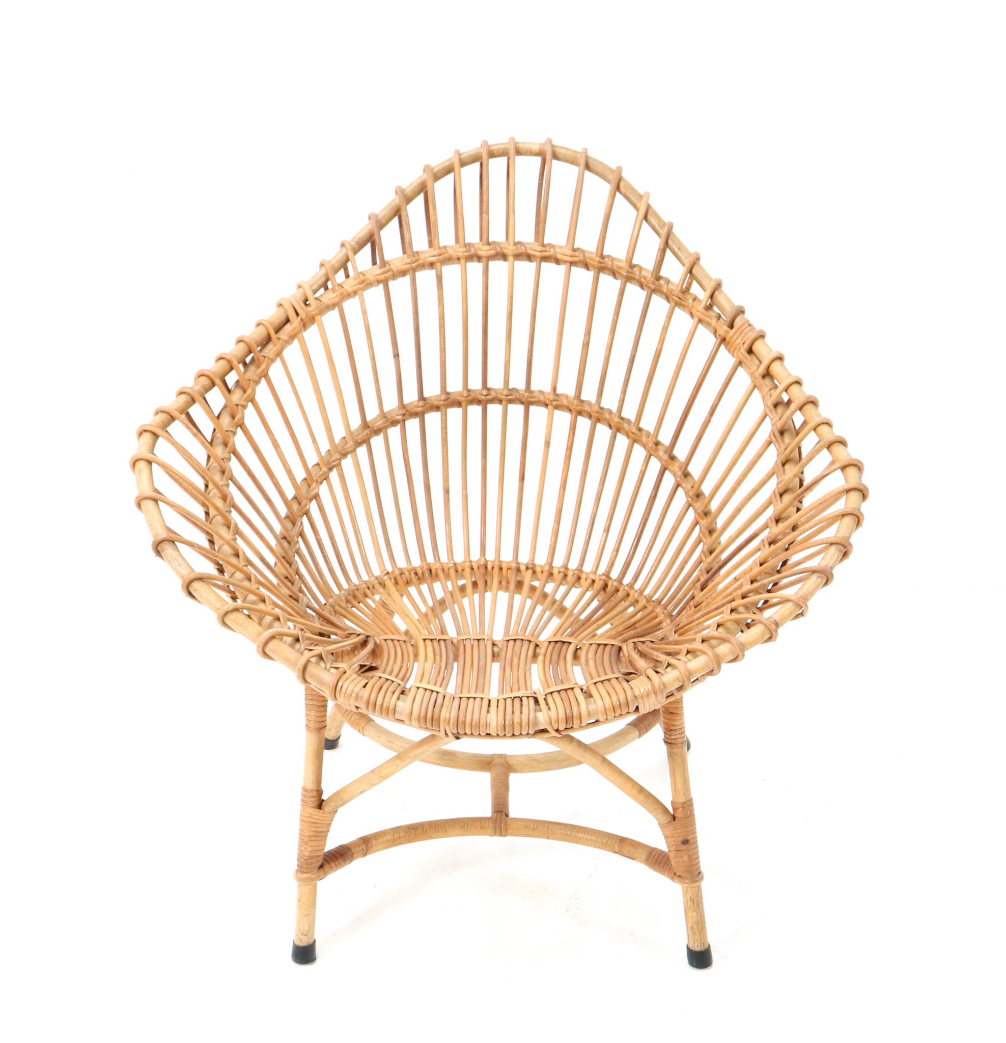 Erstaunlicher und seltener Mid-Century Modern Clubsessel.
Auffälliges italienisches Design aus den 1960er Jahren.
Originaler Rahmen aus Bambus und Rattan.
Elegantes und schlankes Design, das aufgrund seiner Form und Größe selten ist.
Dieser