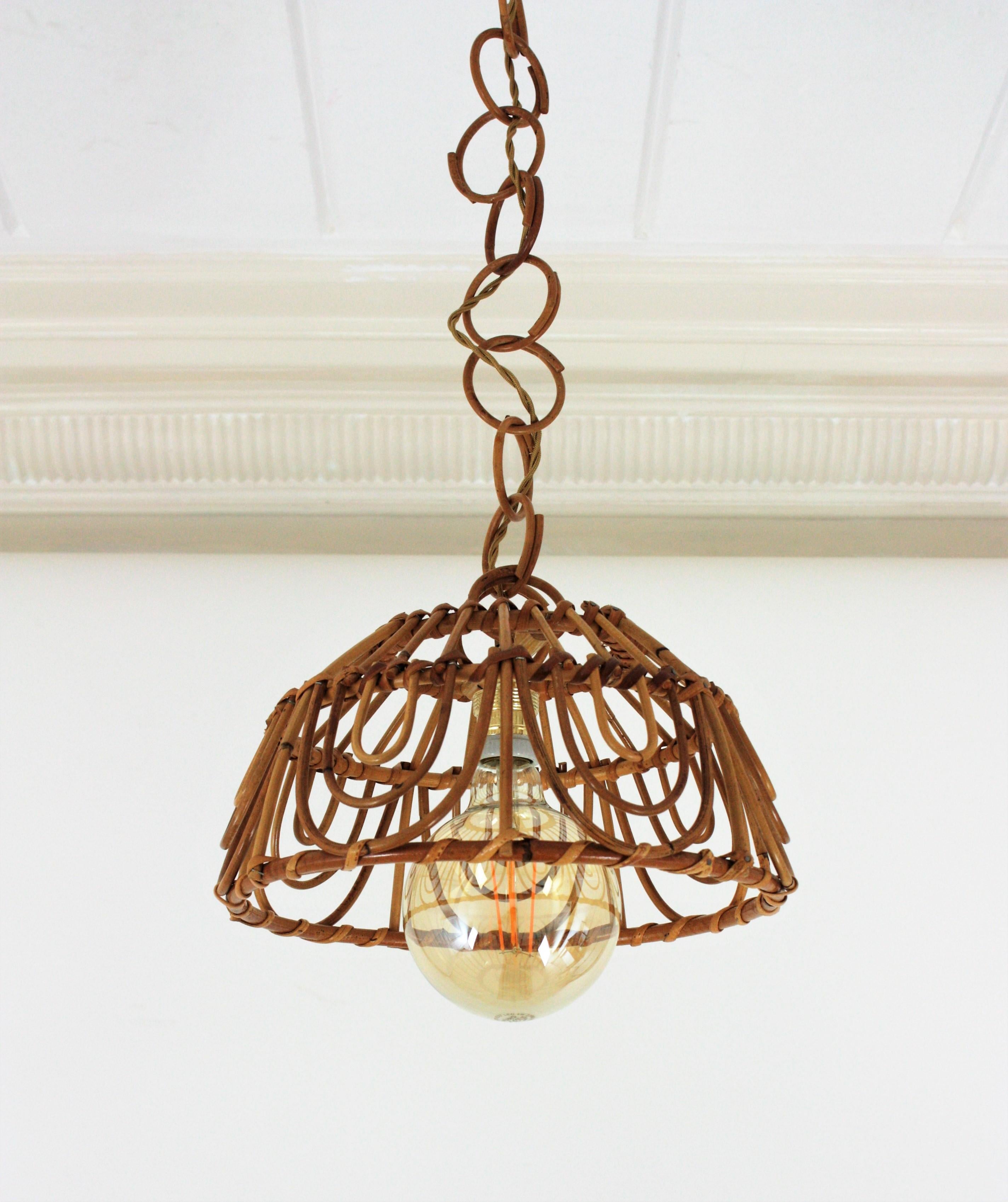 Mid-Century Modern rattan conical shaped lantern or pendant ceiling lamp, Italy, 1960s. 
It has a nice design with geometric decorations combining curved and straight rattan canes. It hangs from a chain with round rattan links ended by a wooden