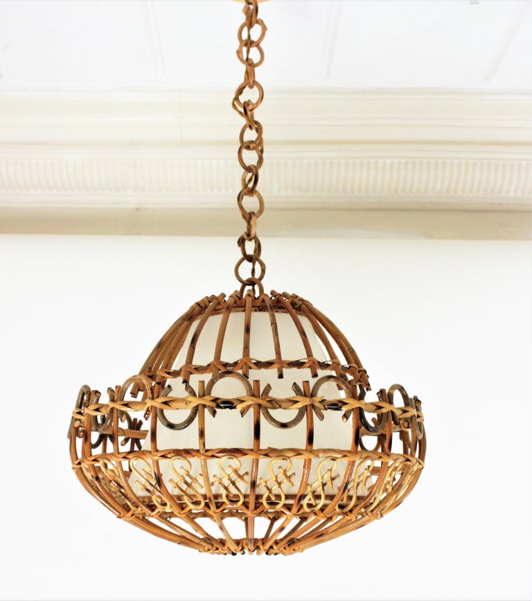 A cool handcrafted rattan large ceiling pendant hanging light with chinoiserie accents, Spain, 1960s.
This large lantern has an eye-catching design featuring a semi-spherical rattan structure decorated by chinoiserie accents and semi rings