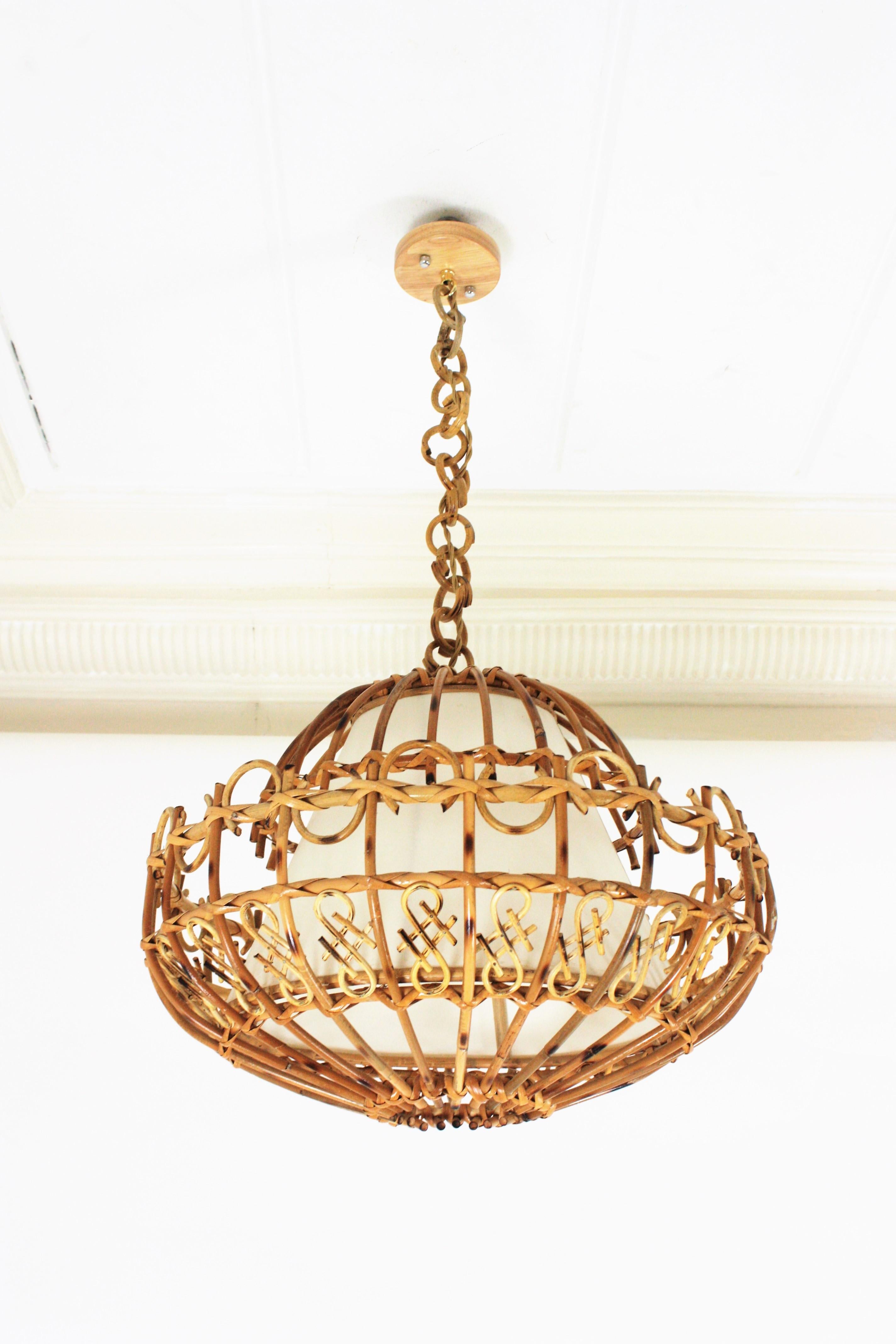 A cool handcrafted rattan large ceiling pendant hanging light with chinoiserie accents, Spain, 1960s.
This large lantern has an eye-catching design featuring a semi-spherical rattan structure decorated by chinoiserie accents and semi rings