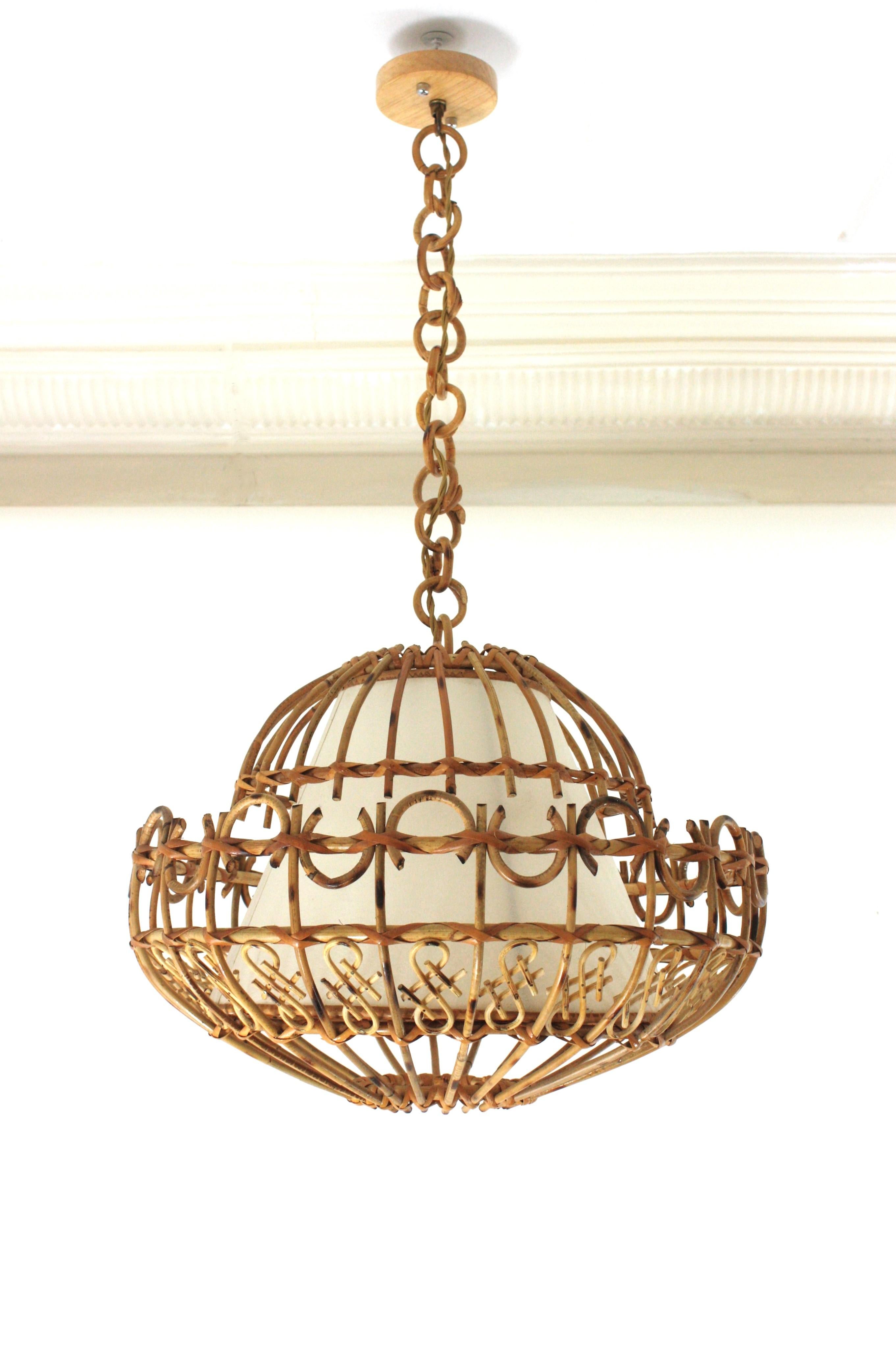 A cool handcrafted rattan large ceiling pendant hanging light with chinoiserie accents, Spain, 1960s.
This large lantern has an eye-catching design featuring a semi-spherical rattan structure decorated by chinoiserie accents and semi rings