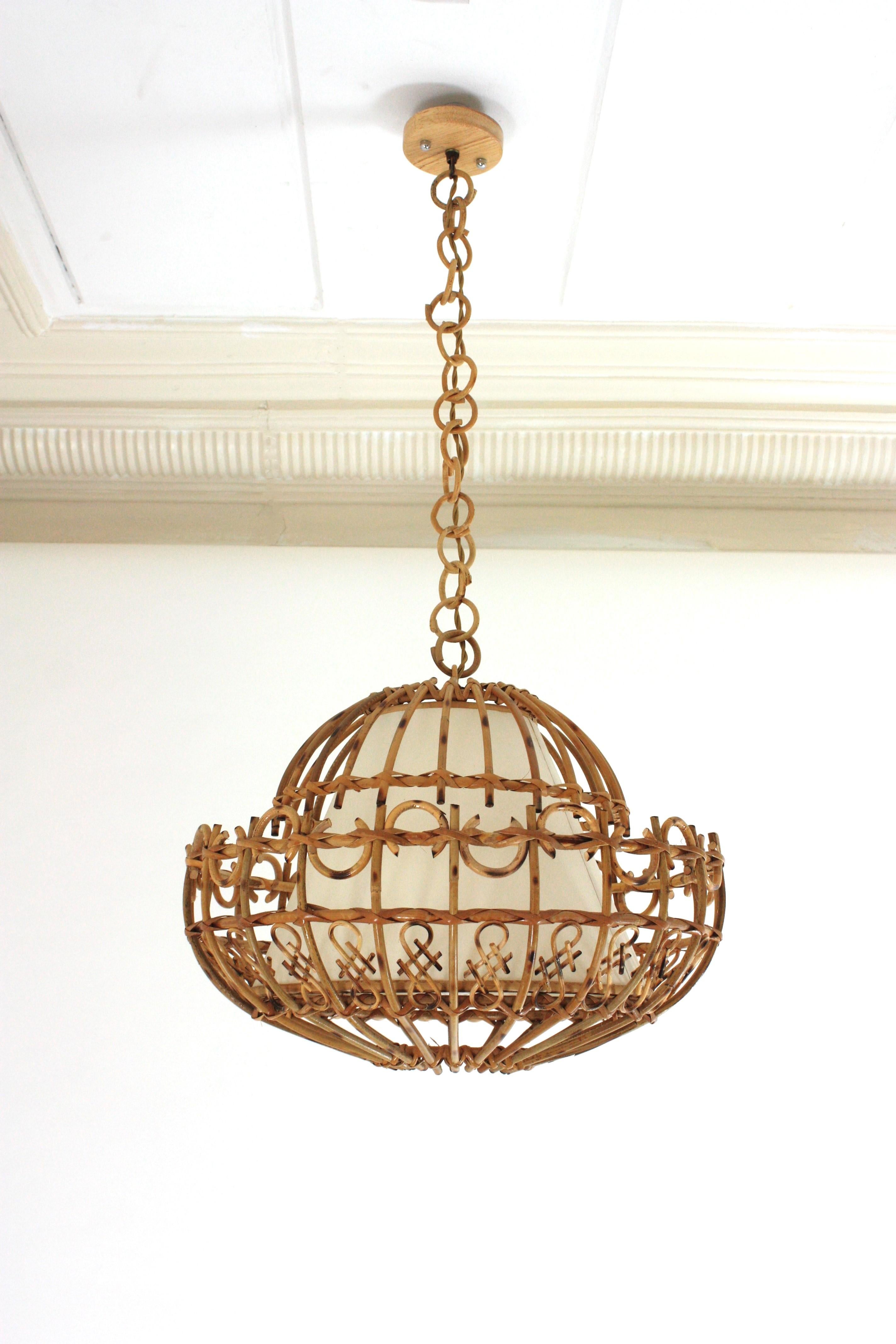 A cool handcrafted rattan large ceiling pendant hanging light with chinoiserie accents, Spain, 1960s.
This large lantern has an eye-catching design featuring a semi-spherical rattan structure decorated by chinoiserie accents and semi rings