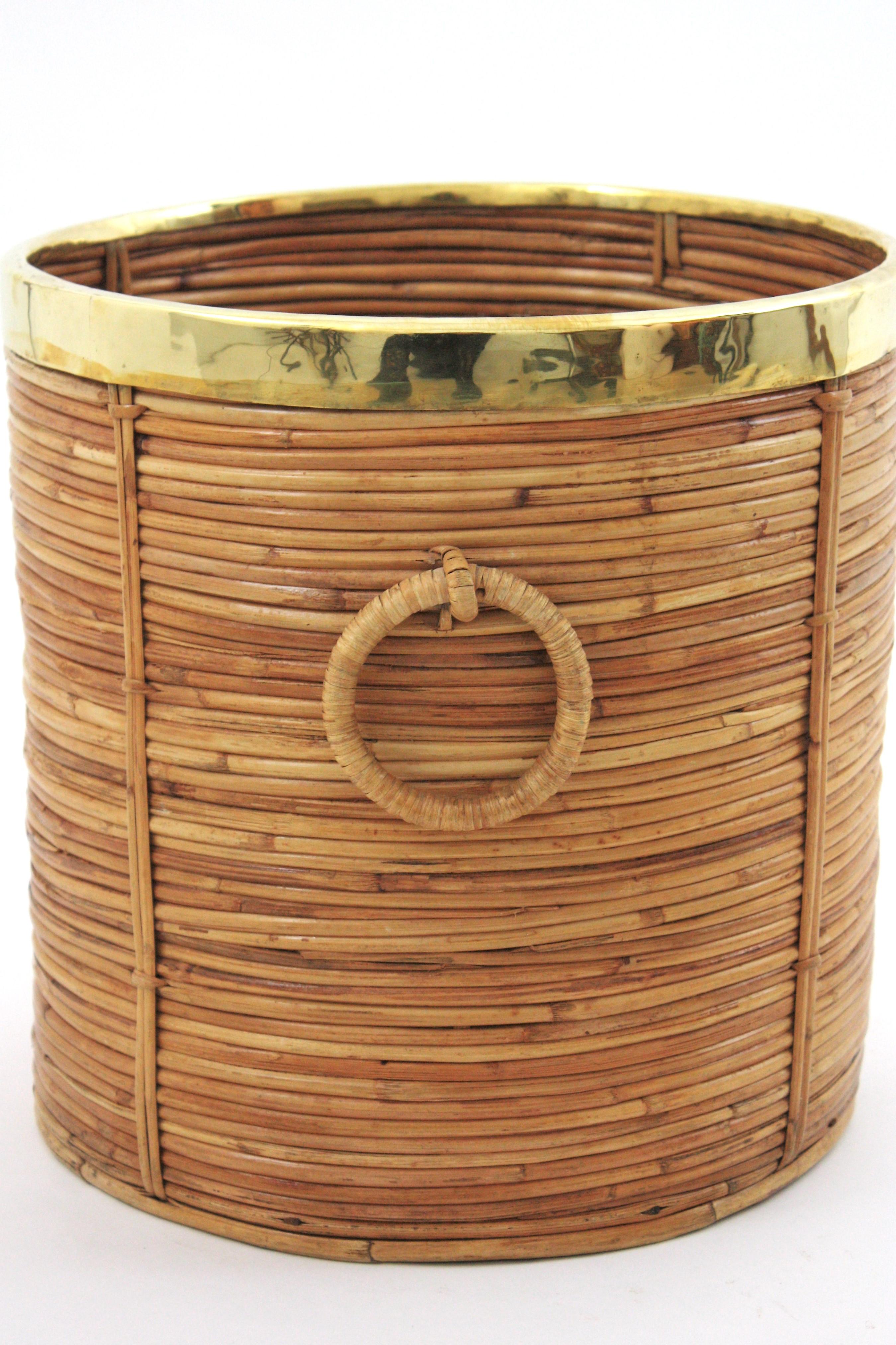 Großes rundes Pflanzgefäß / Korb aus Rattan mit Ringgriffen und Messingrand, Italien 1970 im Angebot 2