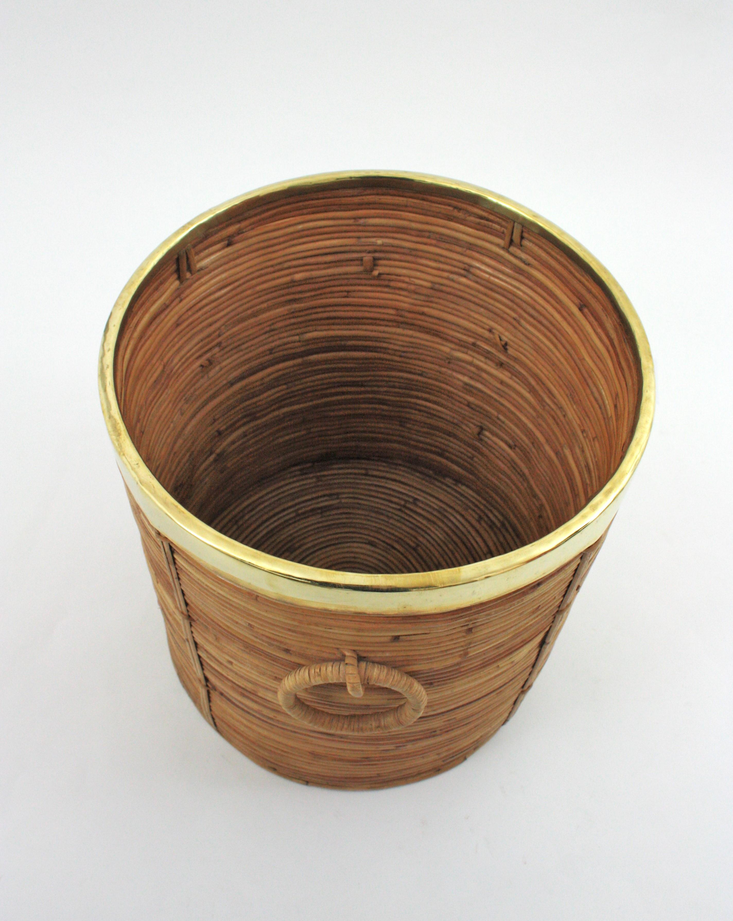 Großes rundes Pflanzgefäß / Korb aus Rattan mit Ringgriffen und Messingrand, Italien 1970 im Angebot 5