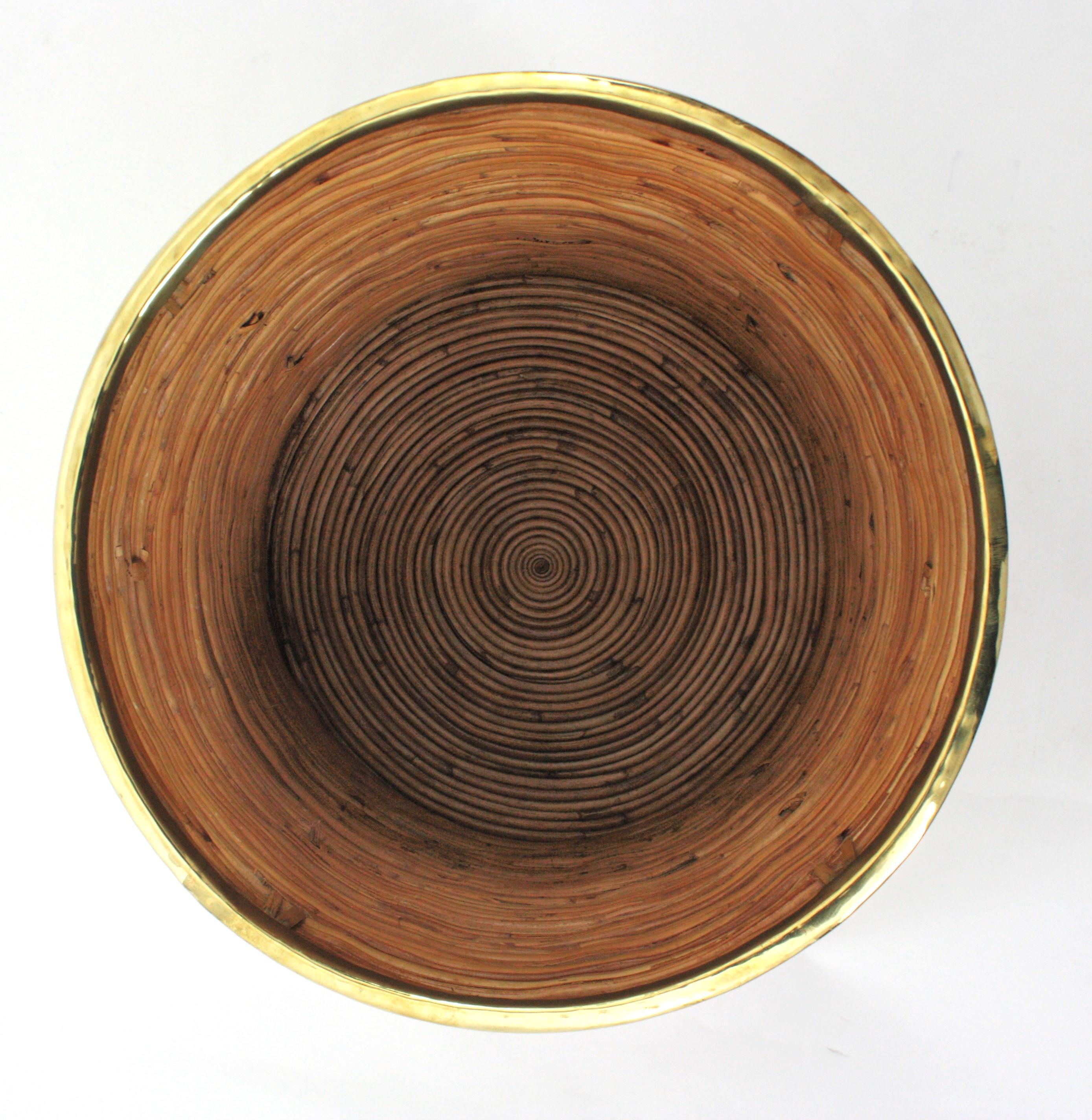 Großes rundes Pflanzgefäß / Korb aus Rattan mit Ringgriffen und Messingrand, Italien 1970 im Angebot 6