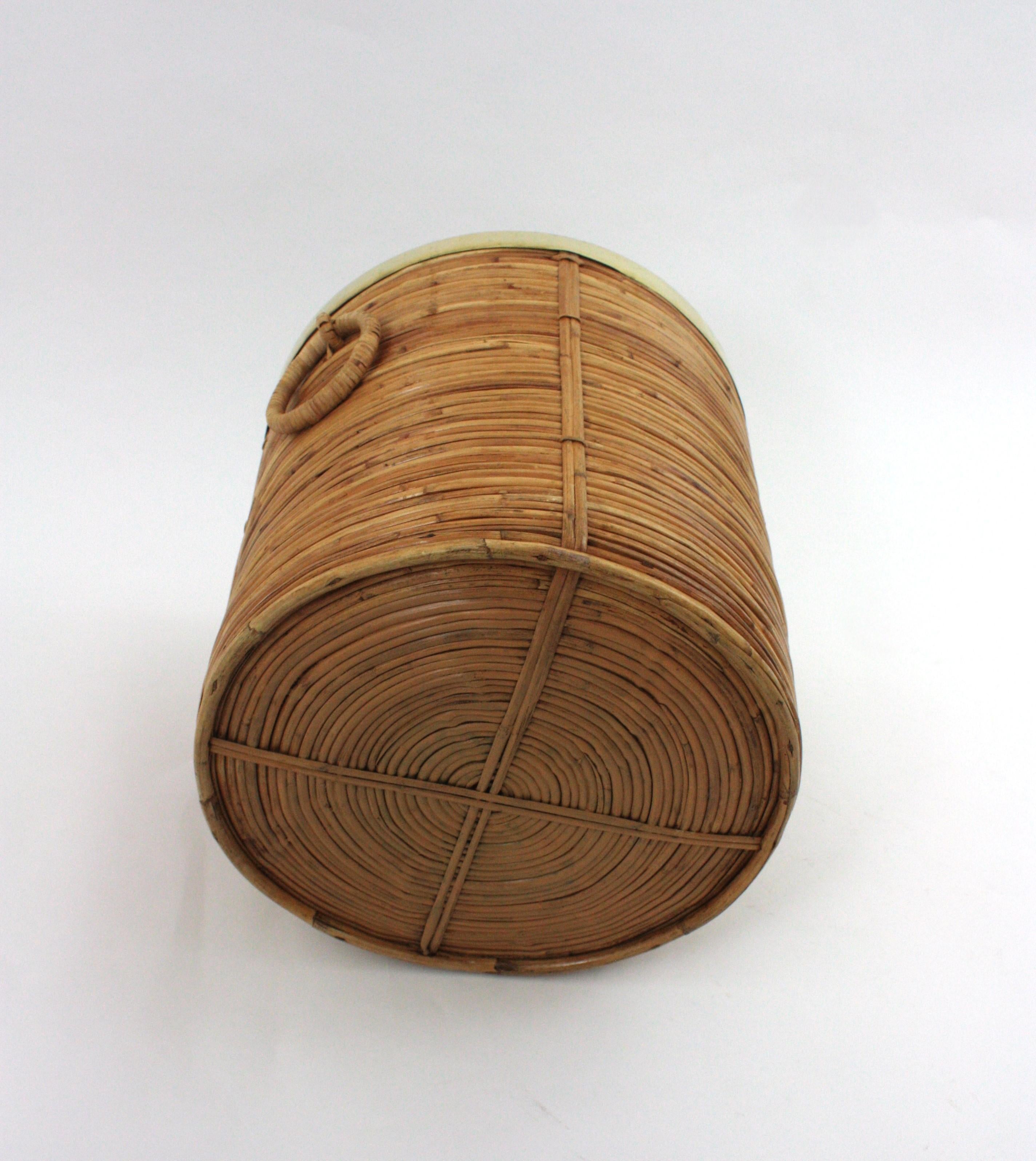 Großes rundes Pflanzgefäß / Korb aus Rattan mit Ringgriffen und Messingrand, Italien 1970 im Angebot 7