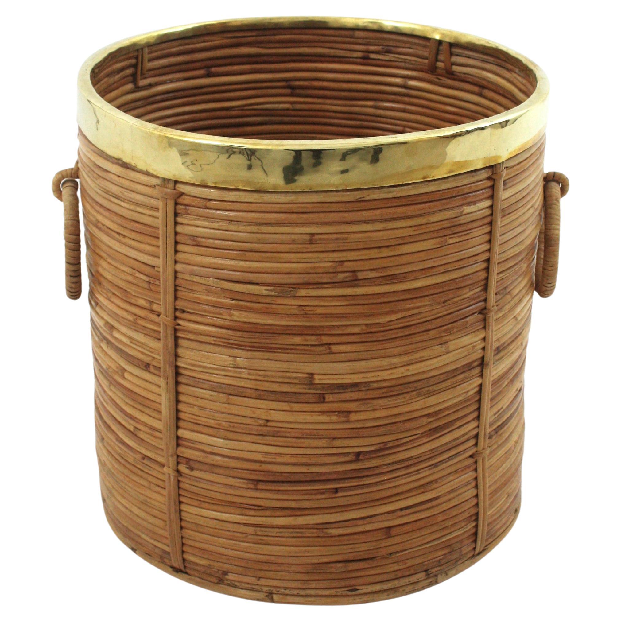 Schöne Mid-Century Modern Rattan Bleistift Schilf großen Pflanzgefäß oder Korb. Handgefertigt in Italien, 1970er Jahre.
Runde Rattanstruktur mit Messingrand und Ringgriffen an beiden Seiten. Inspiriert von den Entwürfen von Gabriella Crespi.
Schön