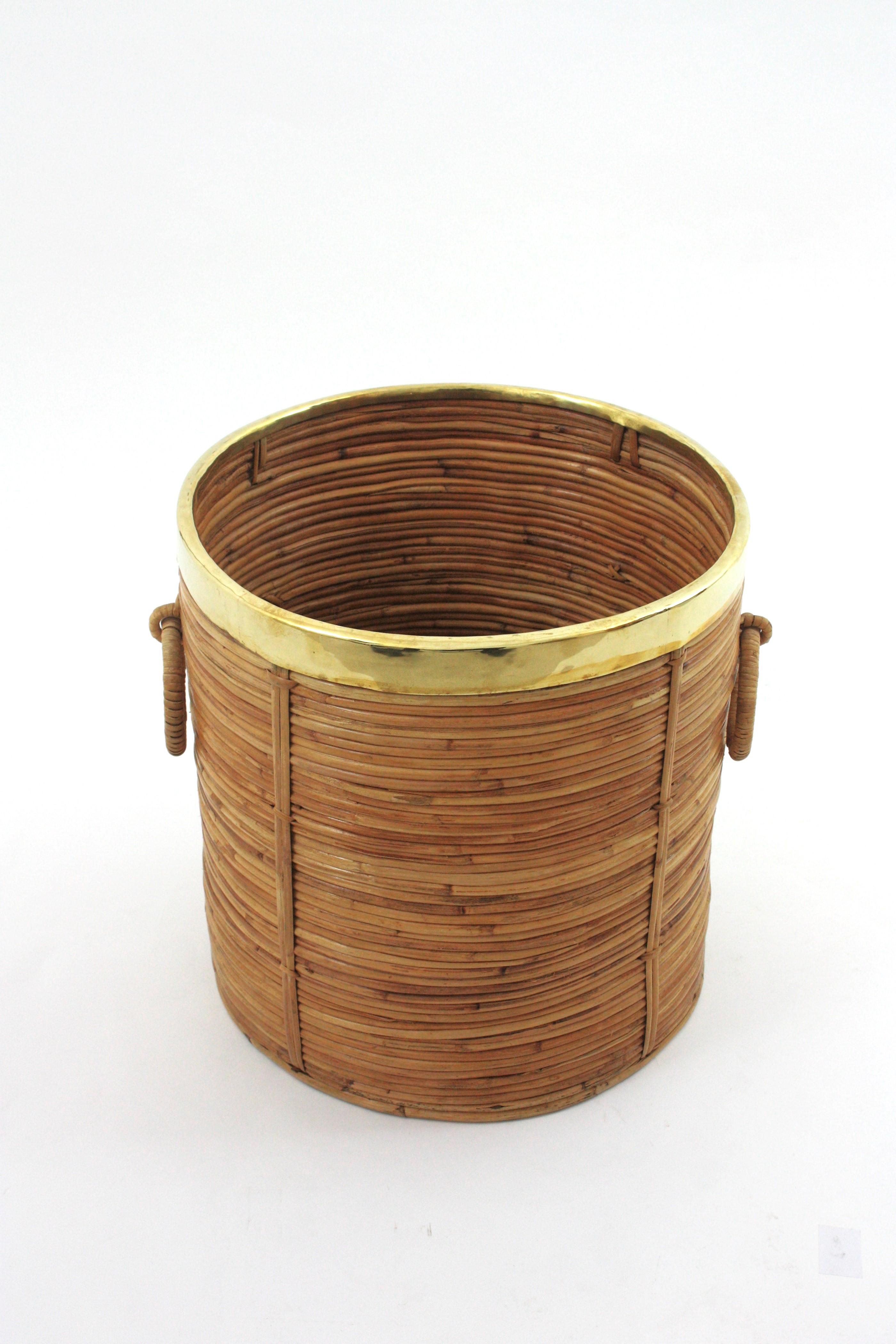 Großes rundes Pflanzgefäß / Korb aus Rattan mit Ringgriffen und Messingrand, Italien 1970 (Italienisch) im Angebot