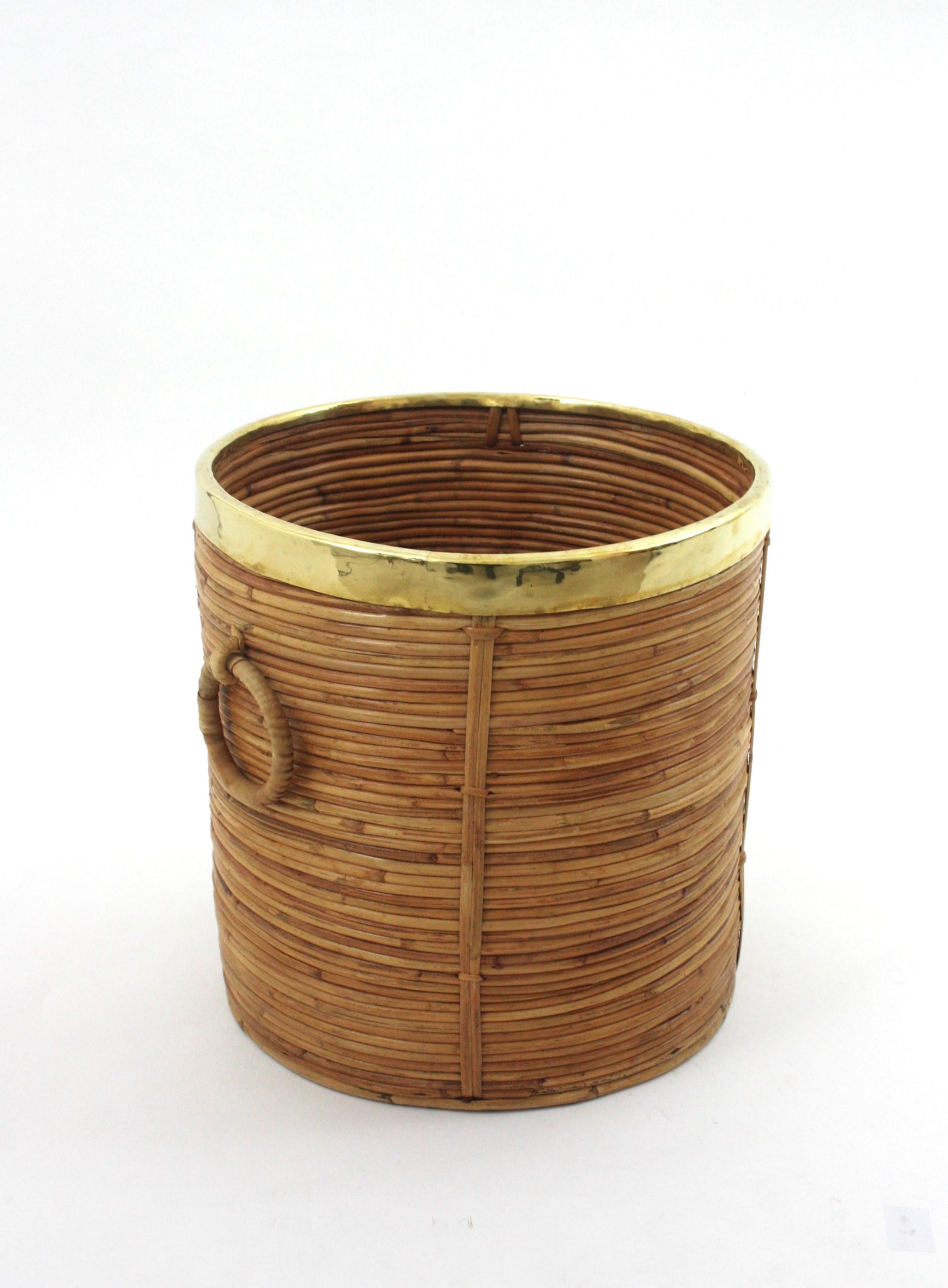 Großes rundes Pflanzgefäß / Korb aus Rattan mit Ringgriffen und Messingrand, Italien 1970 im Zustand „Gut“ im Angebot in Barcelona, ES