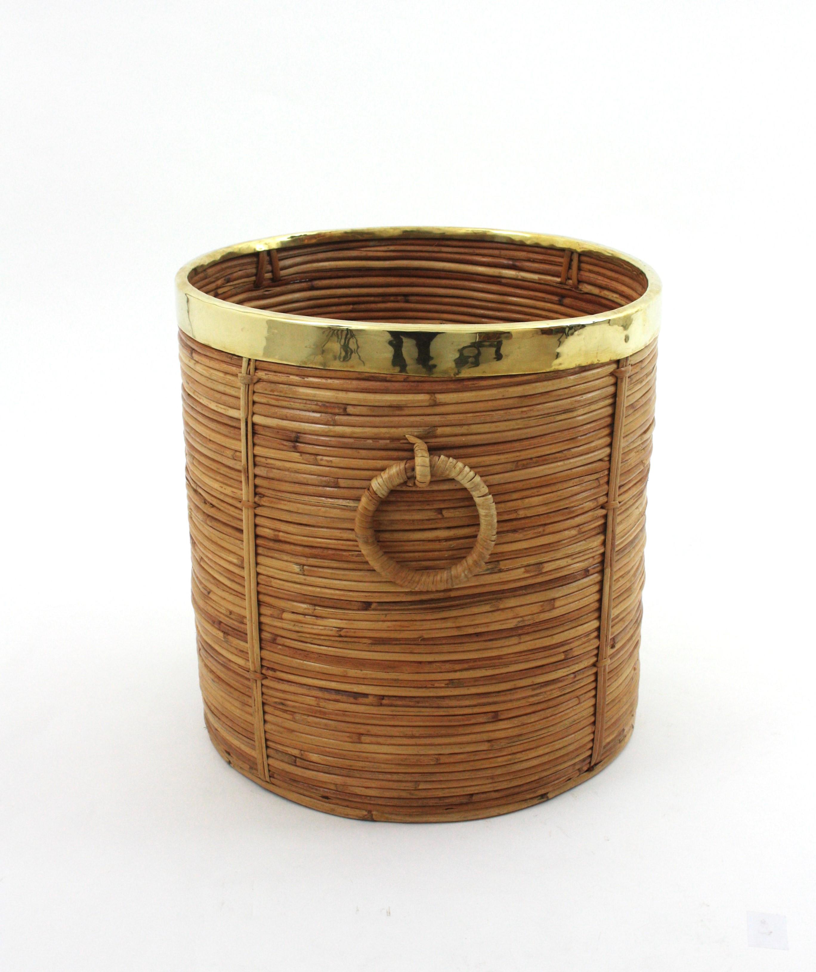 Großes rundes Pflanzgefäß / Korb aus Rattan mit Ringgriffen und Messingrand, Italien 1970 (20. Jahrhundert) im Angebot