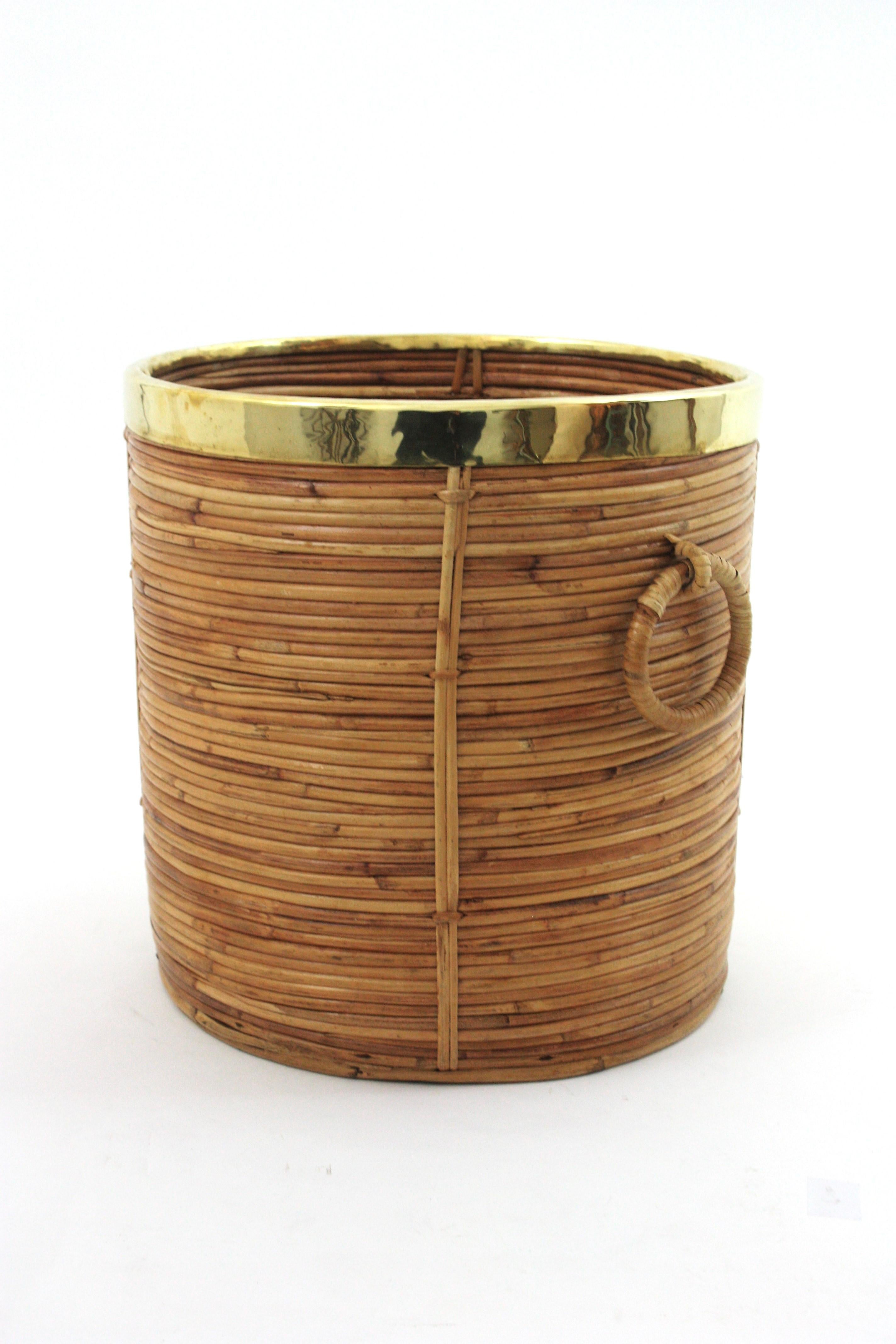Großes rundes Pflanzgefäß / Korb aus Rattan mit Ringgriffen und Messingrand, Italien 1970 (Korbweide) im Angebot