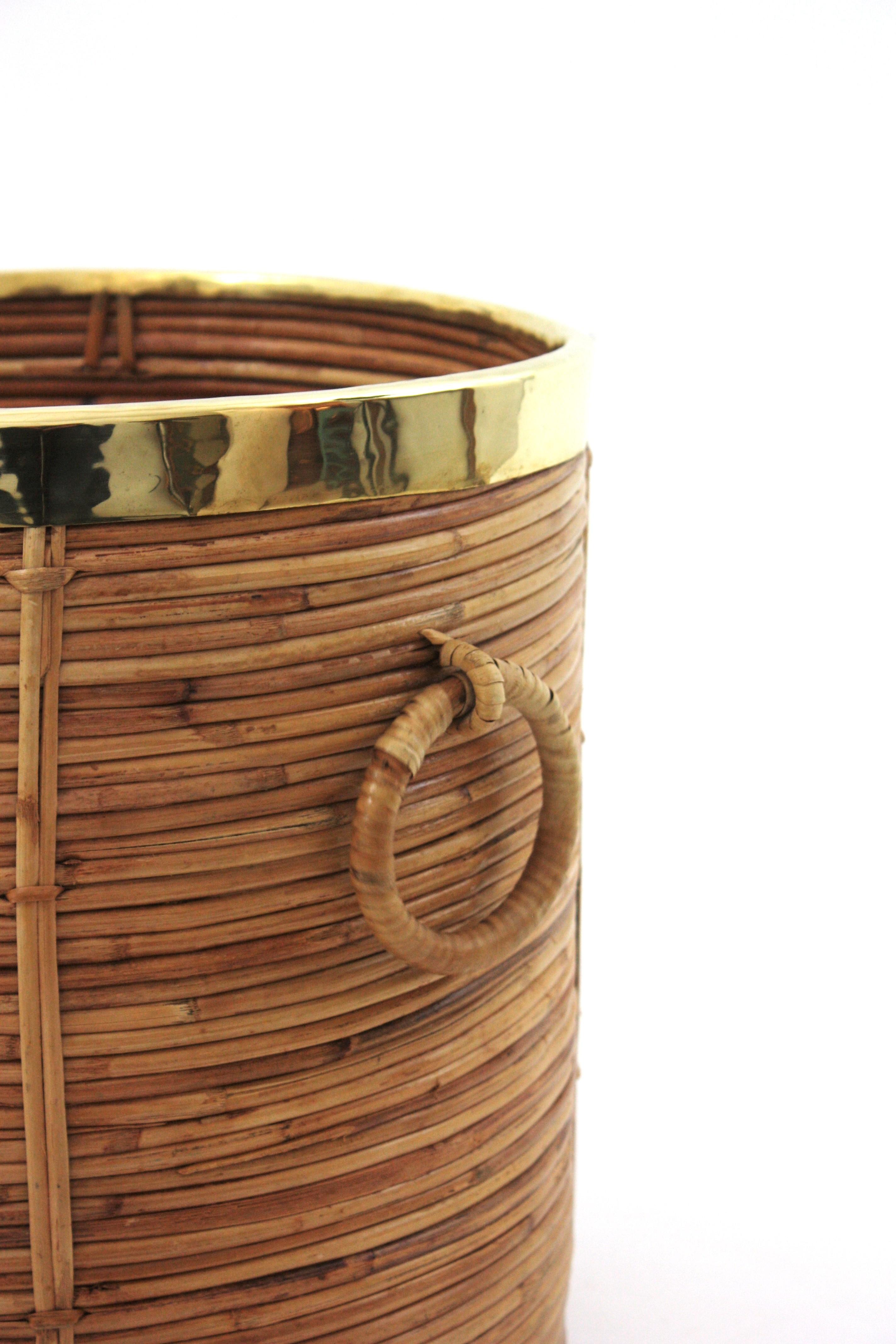 Großes rundes Pflanzgefäß / Korb aus Rattan mit Ringgriffen und Messingrand, Italien 1970 im Angebot 1