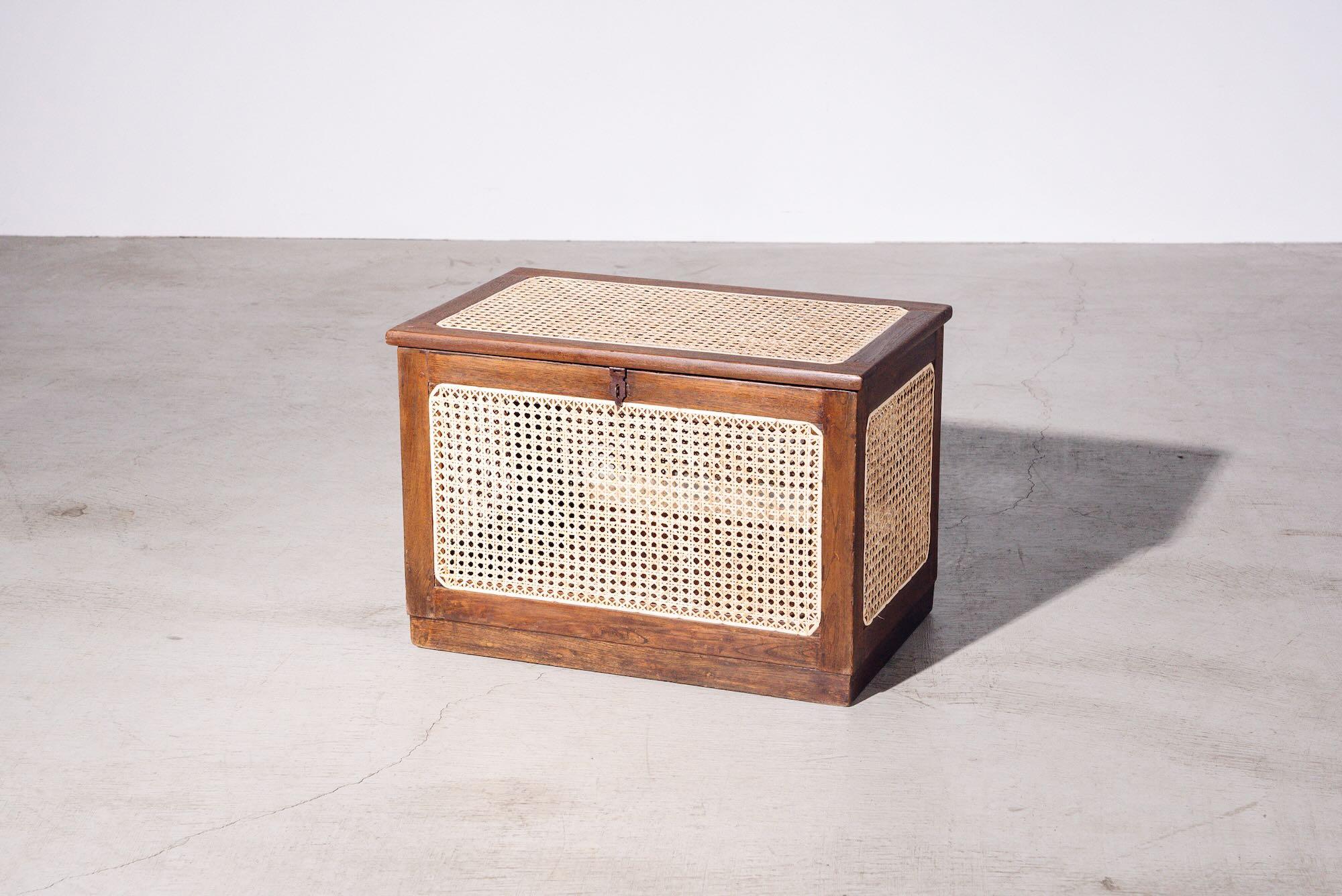 Une authentique pièce du milieu du siècle provenant de la légendaire commission Chandigarh de Pierre Jeanneret. Structure en teck avec assise et dossier en bambou tressé à la main.

Lettre : P.U.HOSTEL(G)19 (Punjab University, Girls Hostel N°19)