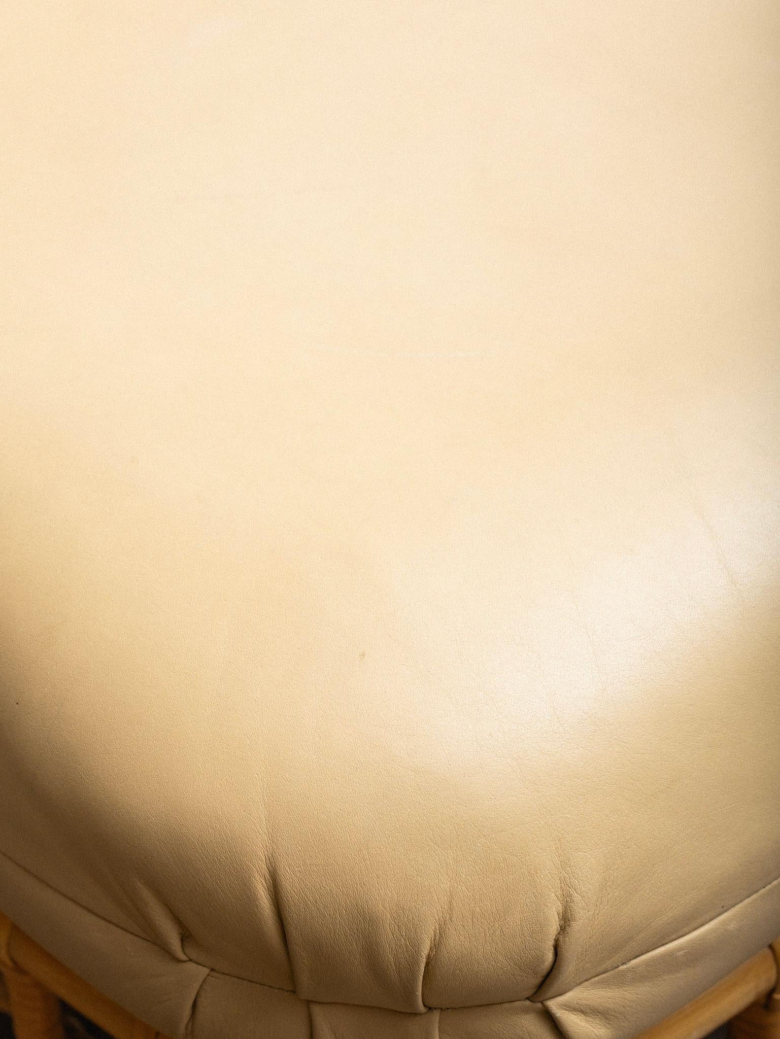 Chaise en rotin et cuir avec ottoman Attribué à Henry Olko en vente 5