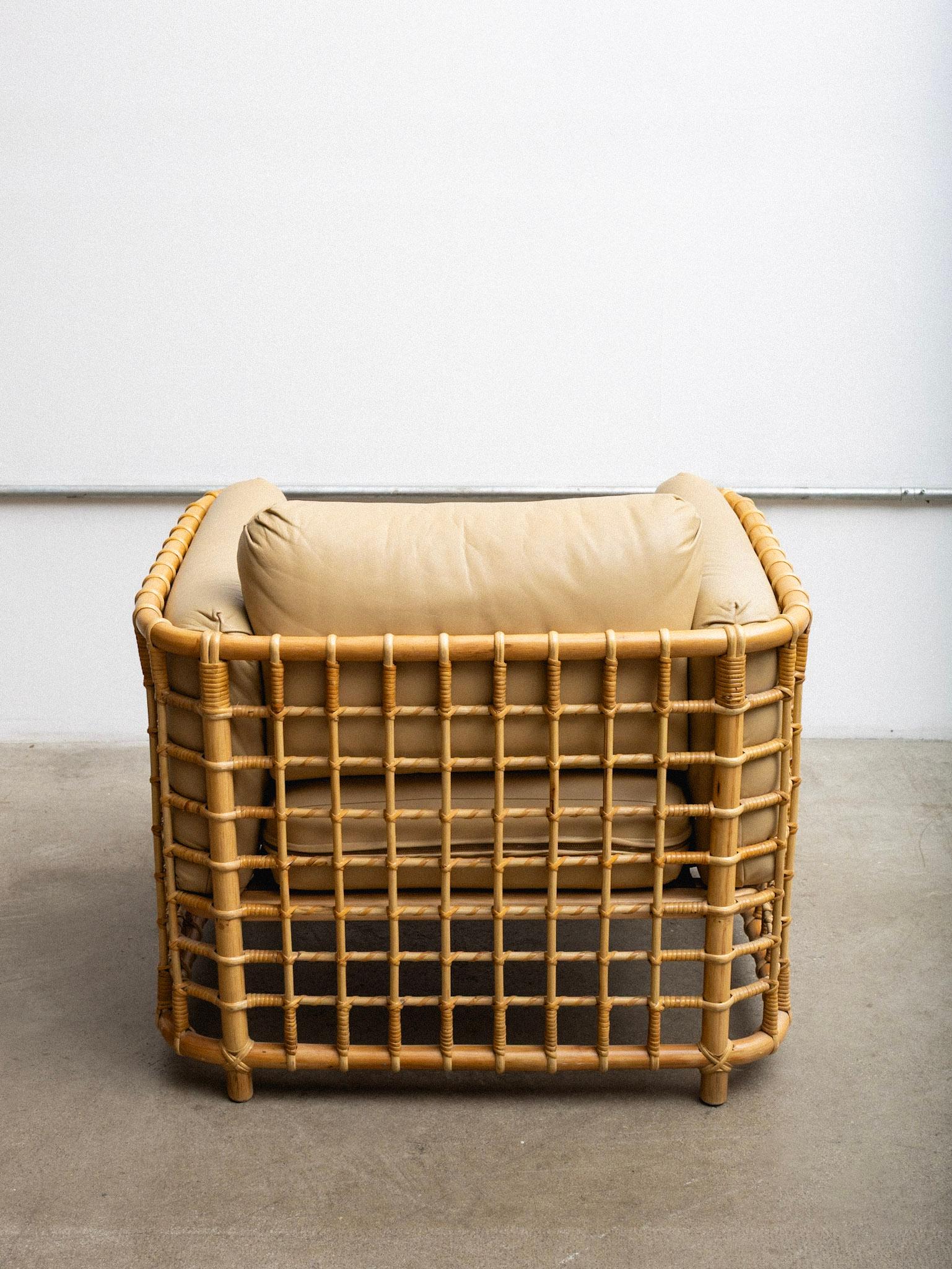 Cuir Chaise en rotin et cuir avec ottoman Attribué à Henry Olko en vente