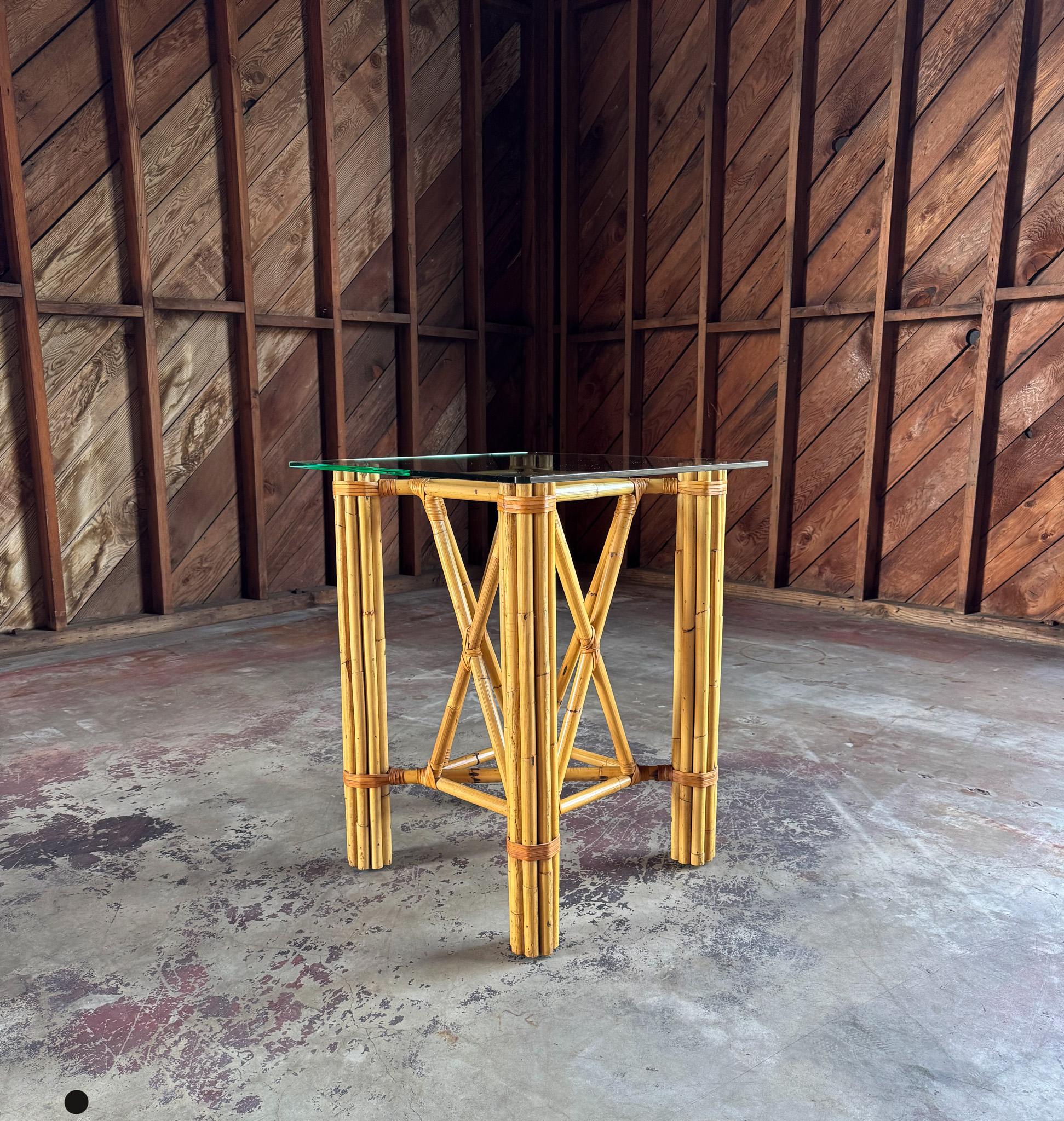 Piédestal en rotin, cuir et verre, États-Unis, c.1980.  

La base sans le verre mesure : 20,5